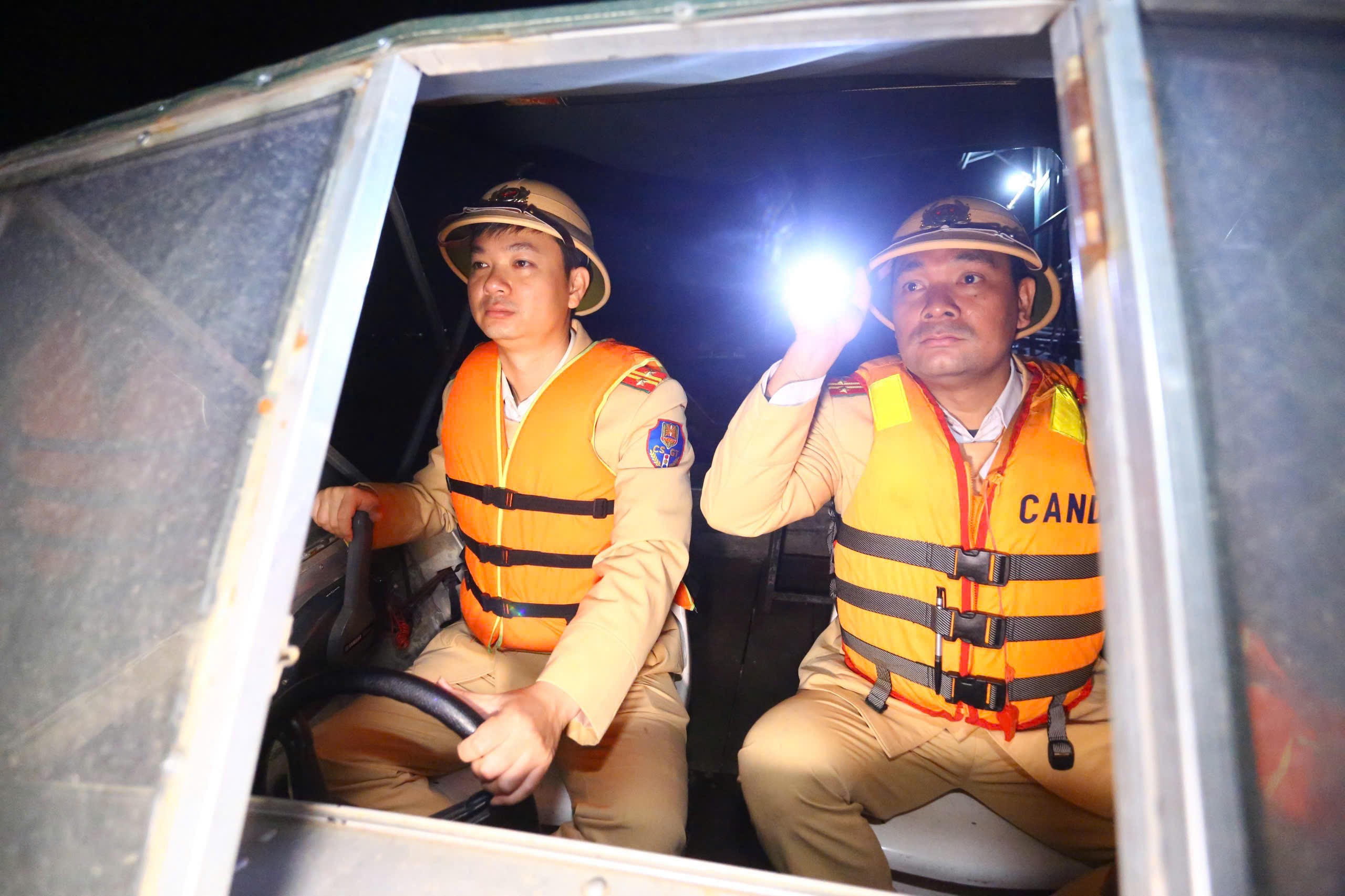 Tết sớm nơi những xóm chài ven sông - ảnh 2