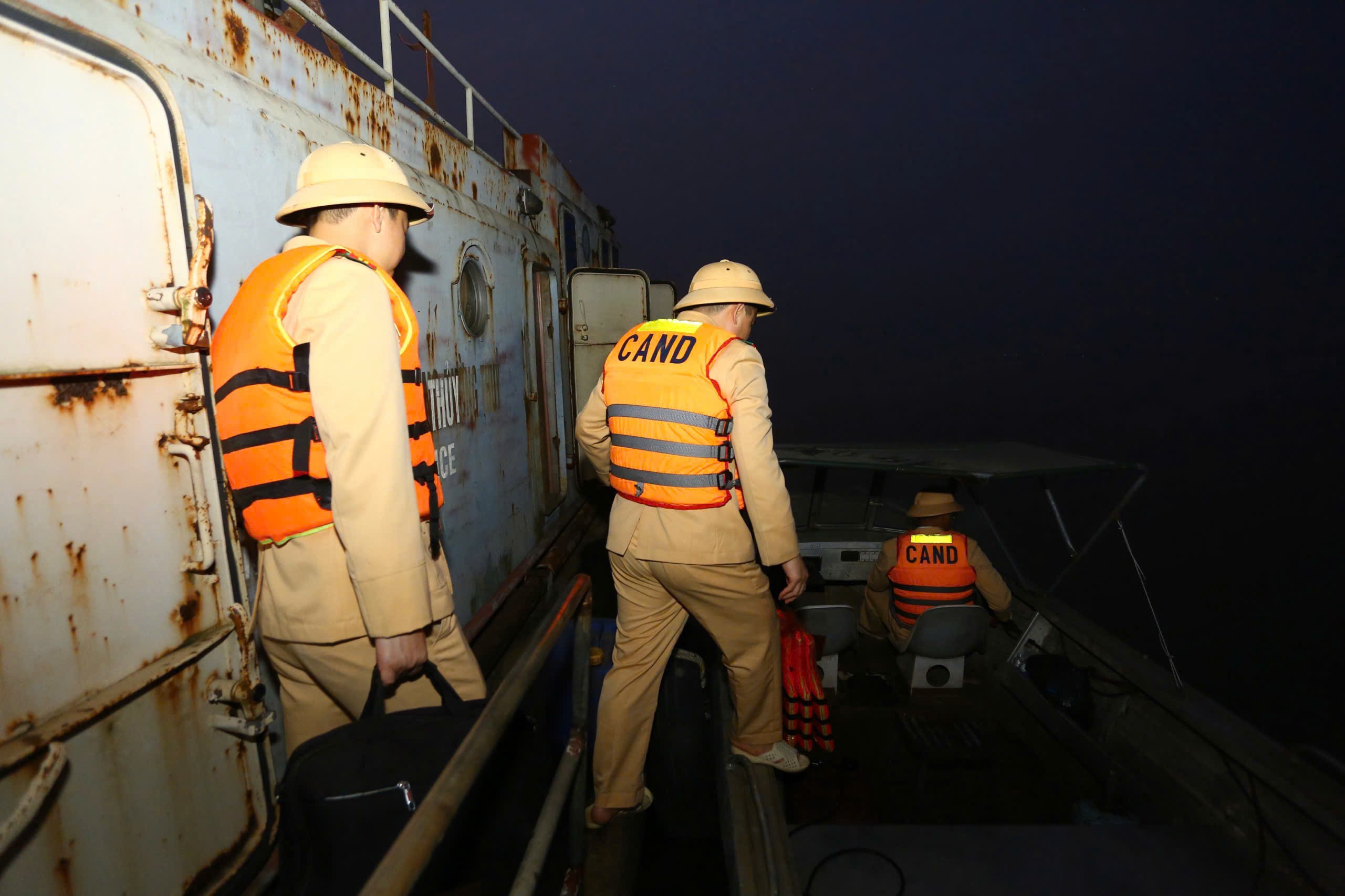 Tết sớm nơi những xóm chài ven sông - ảnh 1