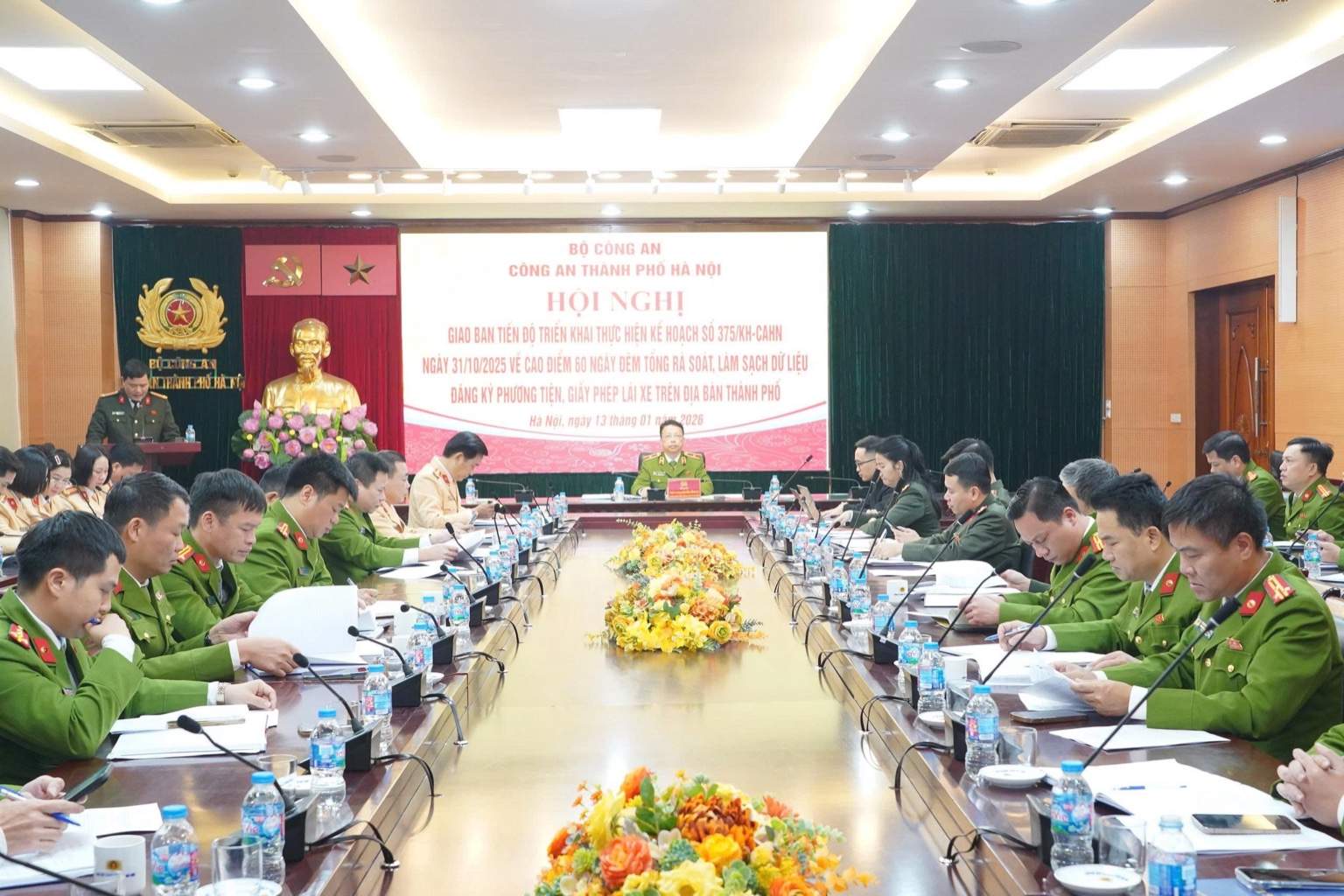 Hà Nội: Tập trung cao điểm, tăng tốc “nước rút” làm sạch dữ liệu đăng ký phương tiện, giấy phép lái xe - ảnh 1