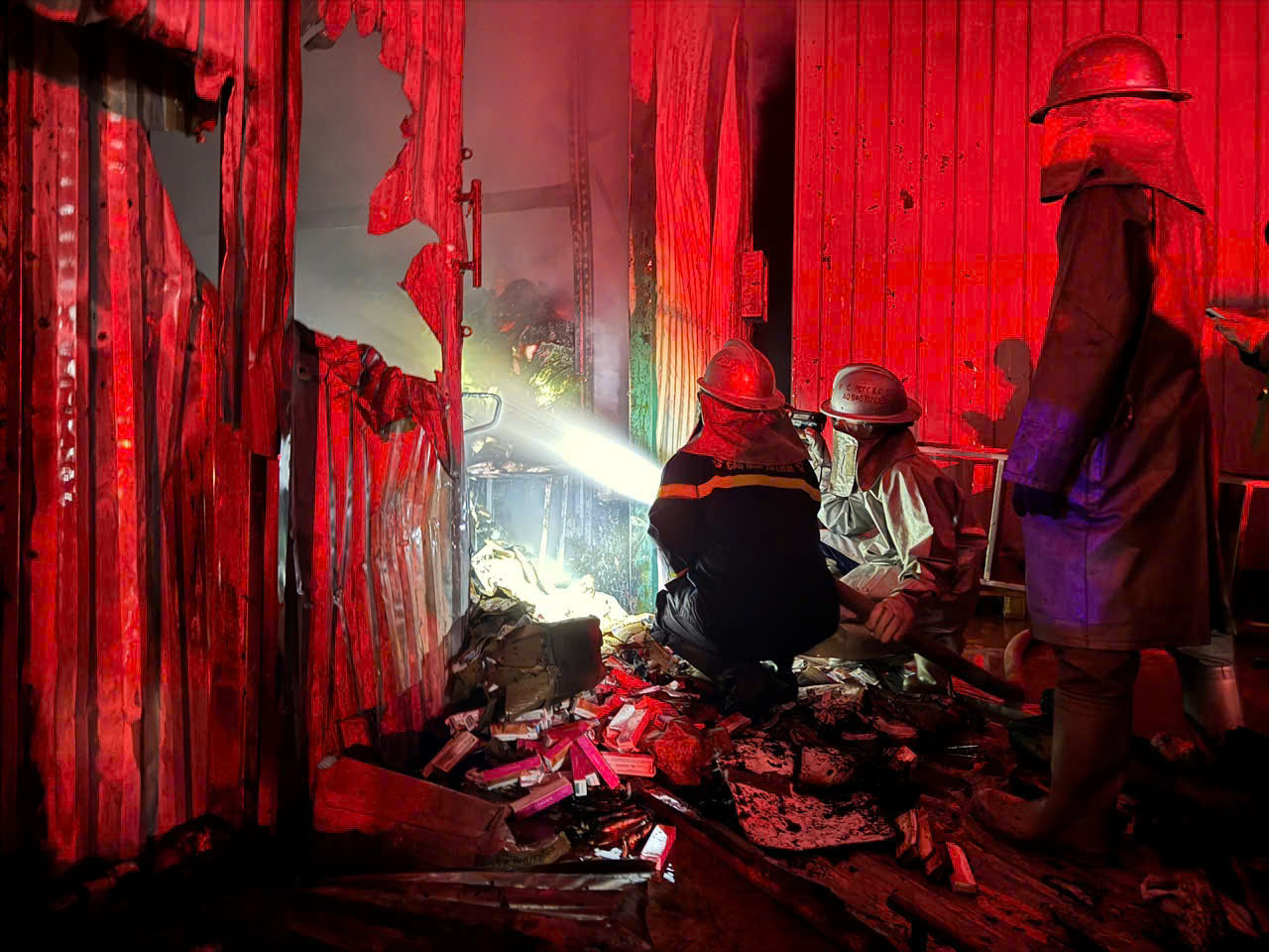 Kịp thời khống chế vụ cháy kho hàng tại Cụm công nghiệp Từ Liêm - ảnh 2