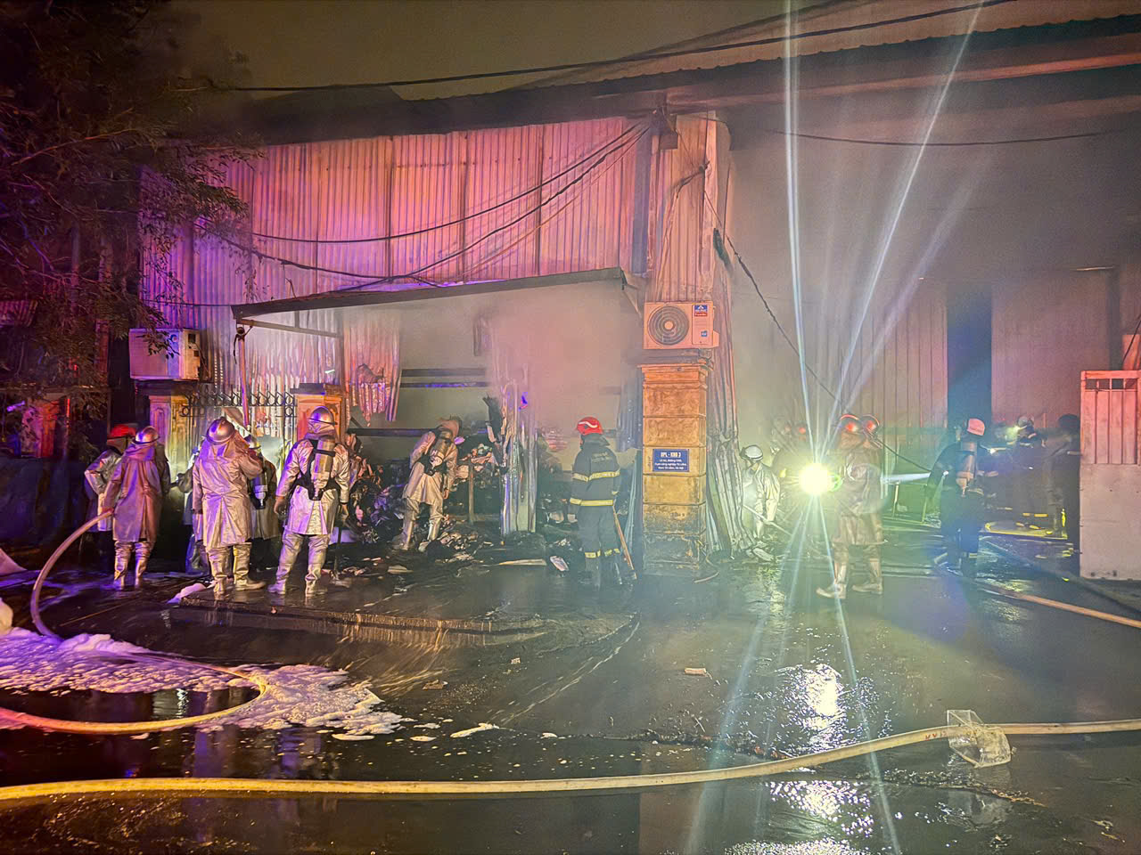 Kịp thời khống chế vụ cháy kho hàng tại Cụm công nghiệp Từ Liêm - ảnh 1