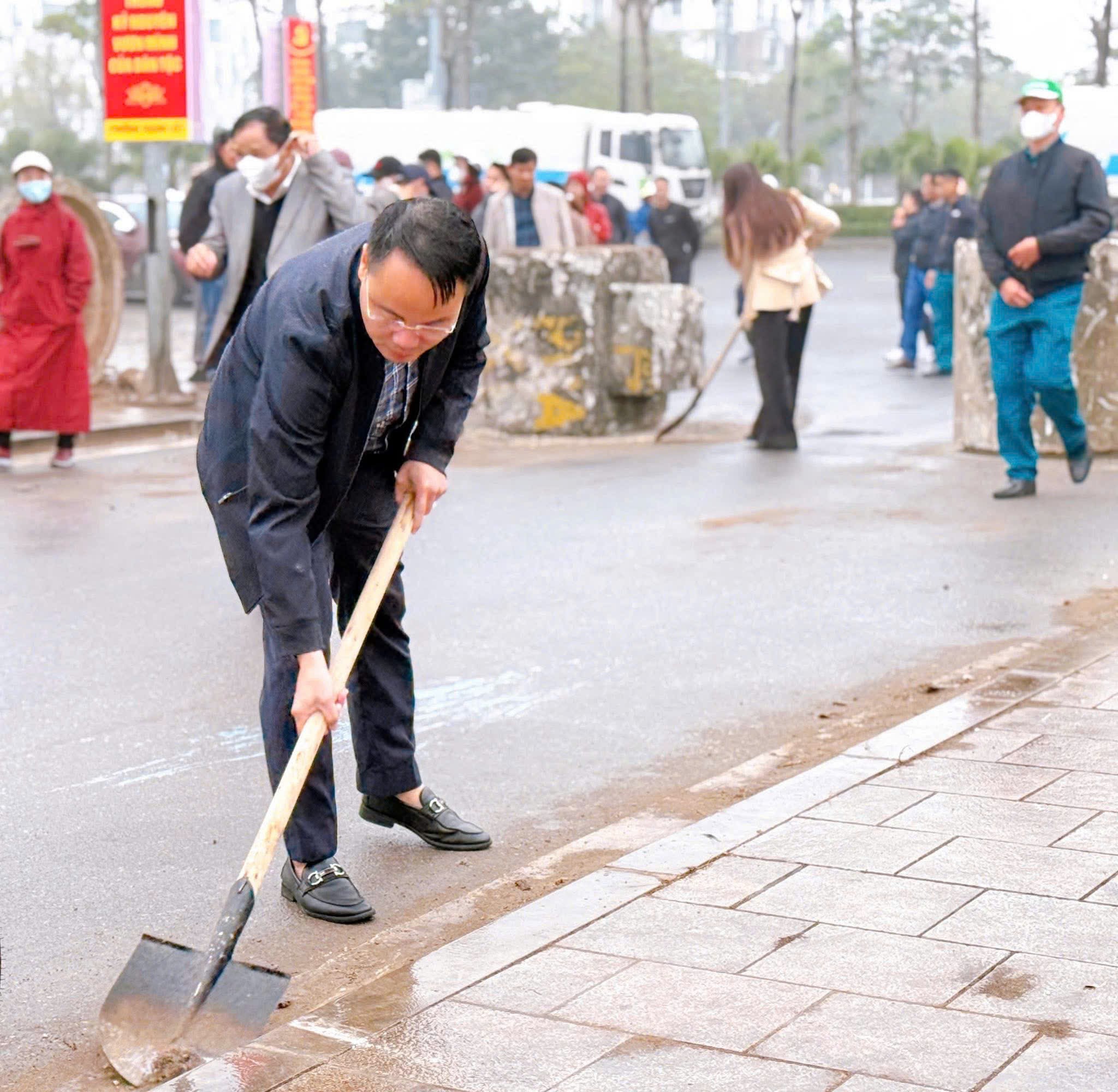 Phường Thanh Liệt ra quân vệ sinh môi trường, xây dựng đô thị xanh – sạch – đẹp  - ảnh 2
