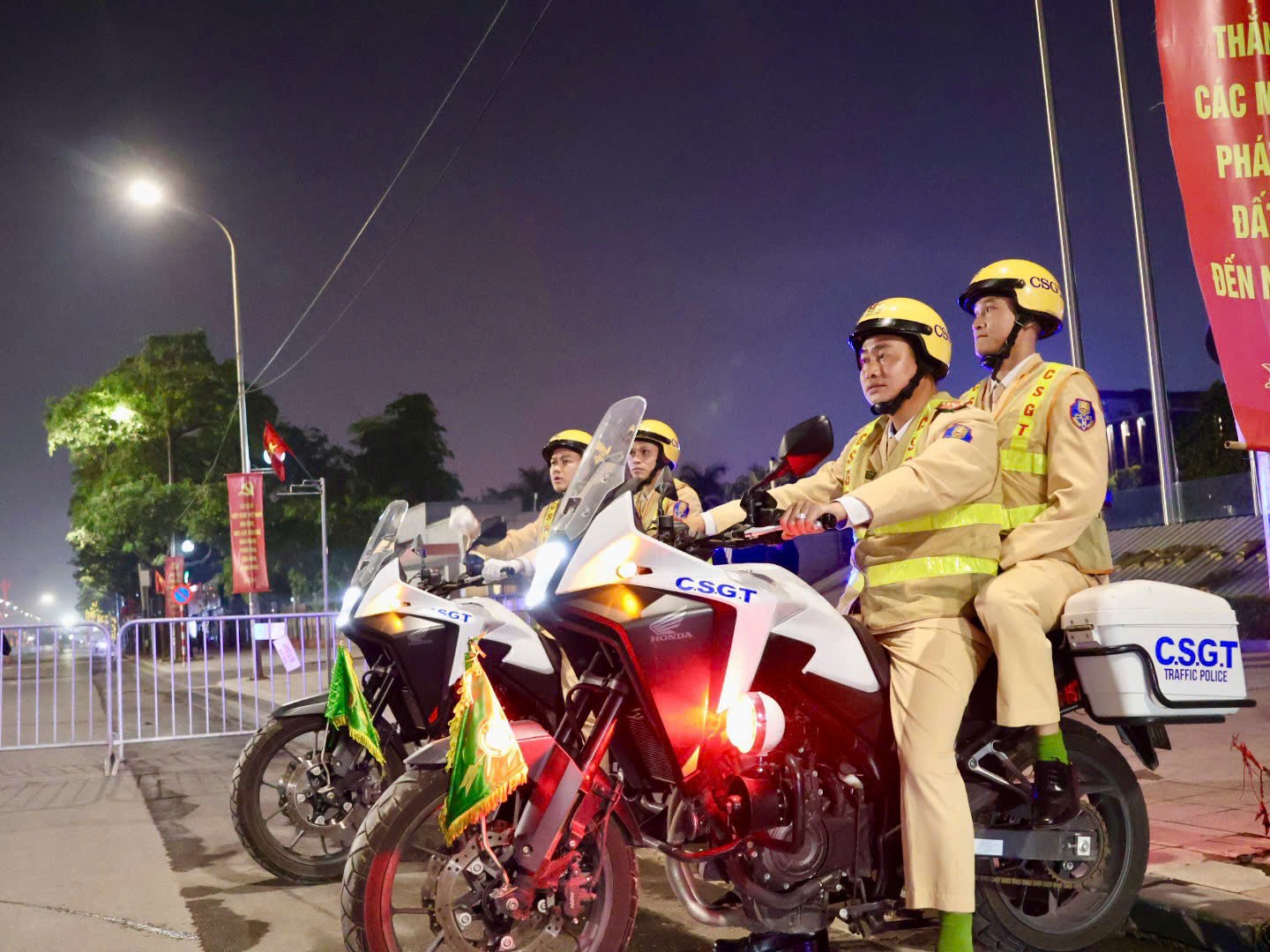 Công an TP Hà Nội tổ chức diễn tập phương án bảo đảm trật tự, an toàn giao thông phục vụ chương trình nghệ thuật đặc biệt chào mừng thành công Đại hội XIV  - ảnh 5