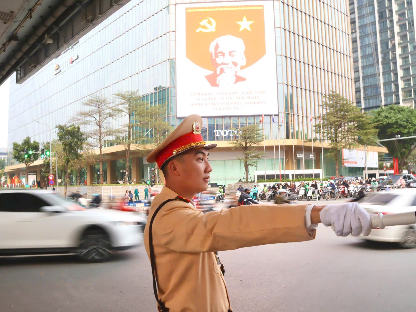 Công an TP Hà Nội tổ chức diễn tập phương án bảo đảm trật tự, an toàn giao thông phục vụ chương trình nghệ thuật đặc biệt chào mừng thành công Đại hội XIV  - ảnh 1