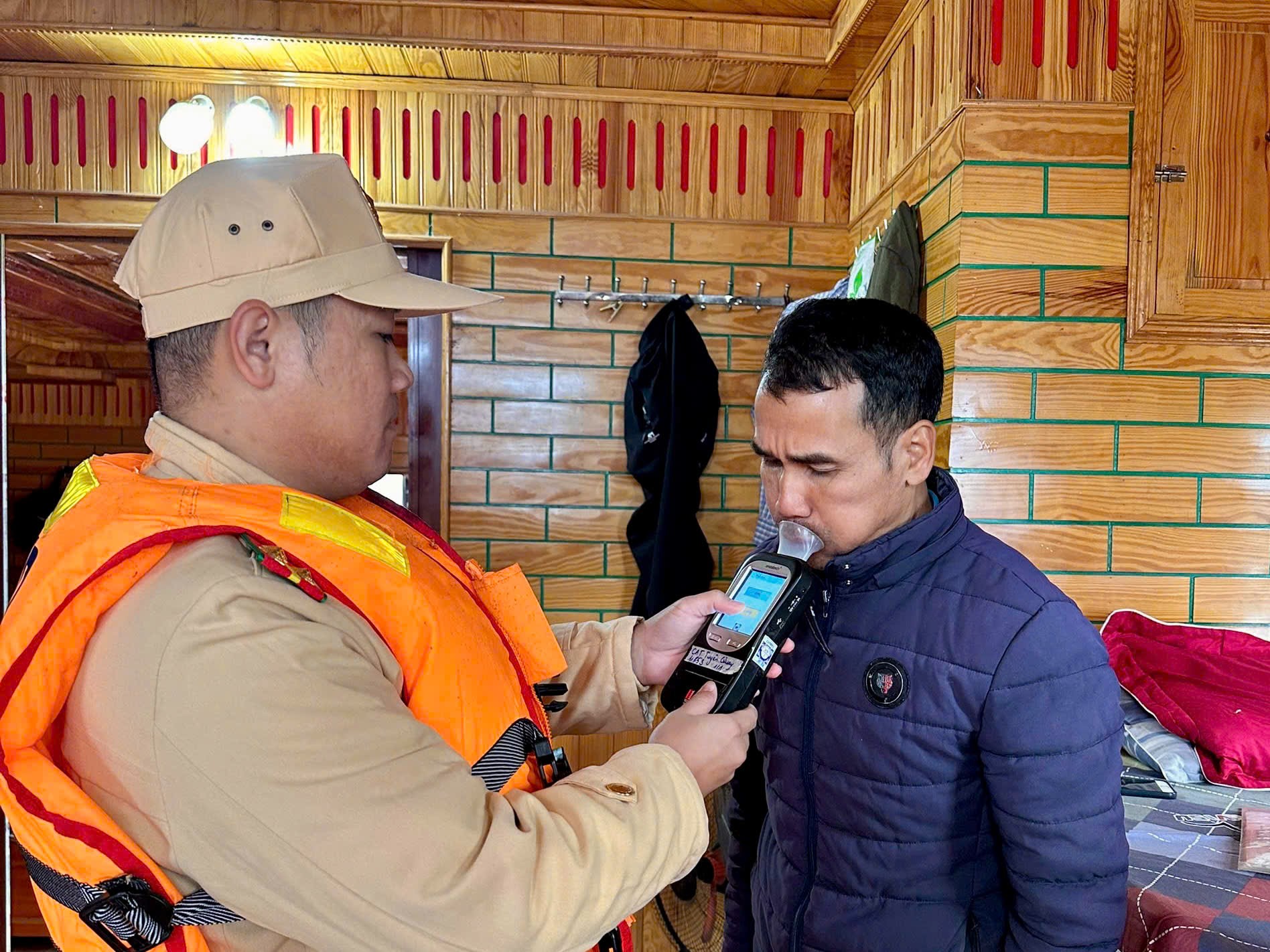 Hà Nội: Cảnh sát đường thủy tăng cường tuần tra, bảo đảm an ninh, an toàn trên sông Hồng - ảnh 3