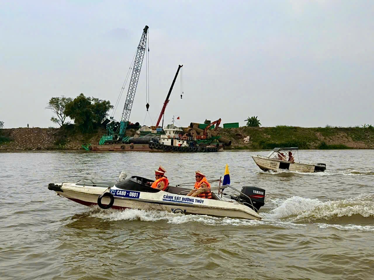 Hà Nội: Cảnh sát đường thủy tăng cường tuần tra, bảo đảm an ninh, an toàn trên sông Hồng - ảnh 2
