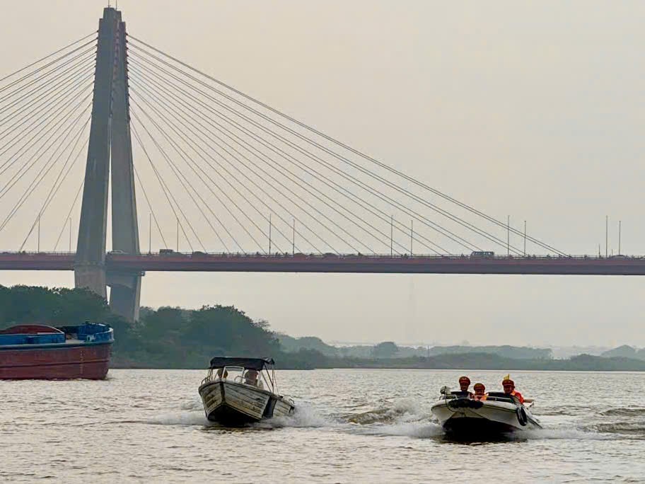 Hà Nội: Cảnh sát đường thủy tăng cường tuần tra, bảo đảm an ninh, an toàn trên sông Hồng - ảnh 1
