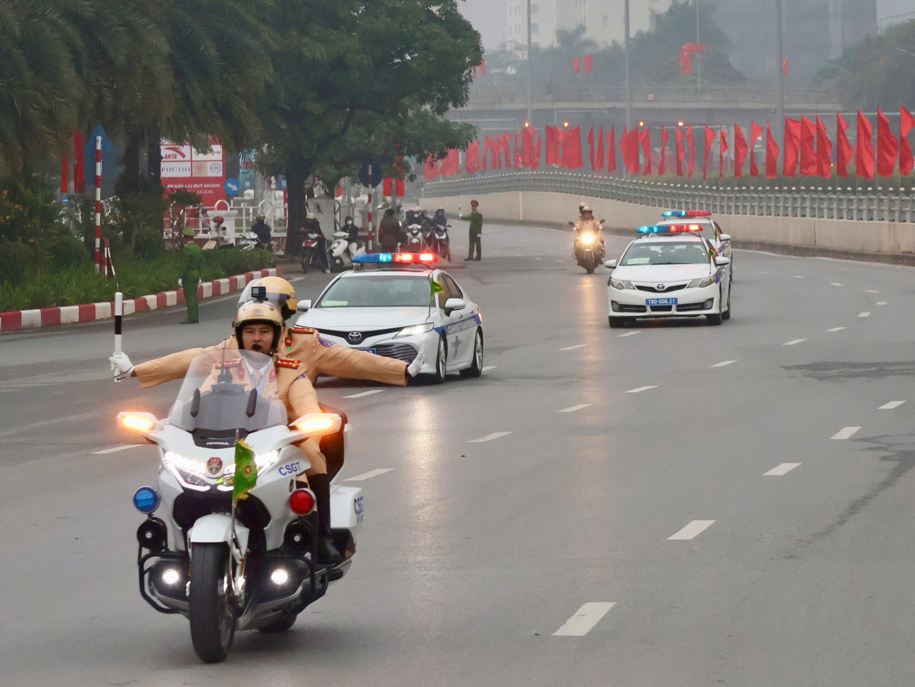 Hà Nội: Giao thông thông suốt, an ninh trật tự được giữ vững phục vụ Đại hội XIV của Đảng - ảnh 3