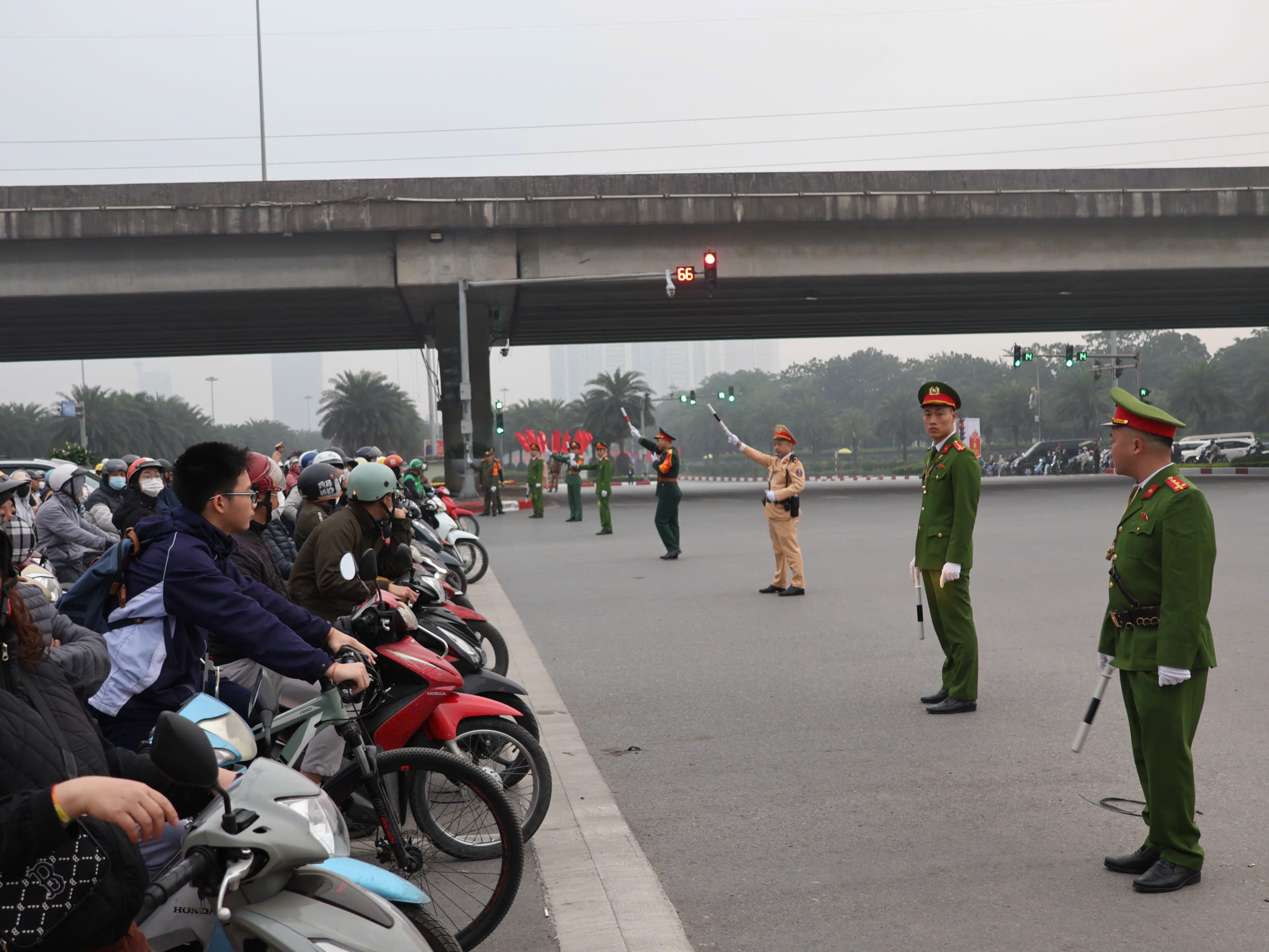Hà Nội: Giao thông thông suốt, an ninh trật tự được giữ vững phục vụ Đại hội XIV của Đảng - ảnh 4