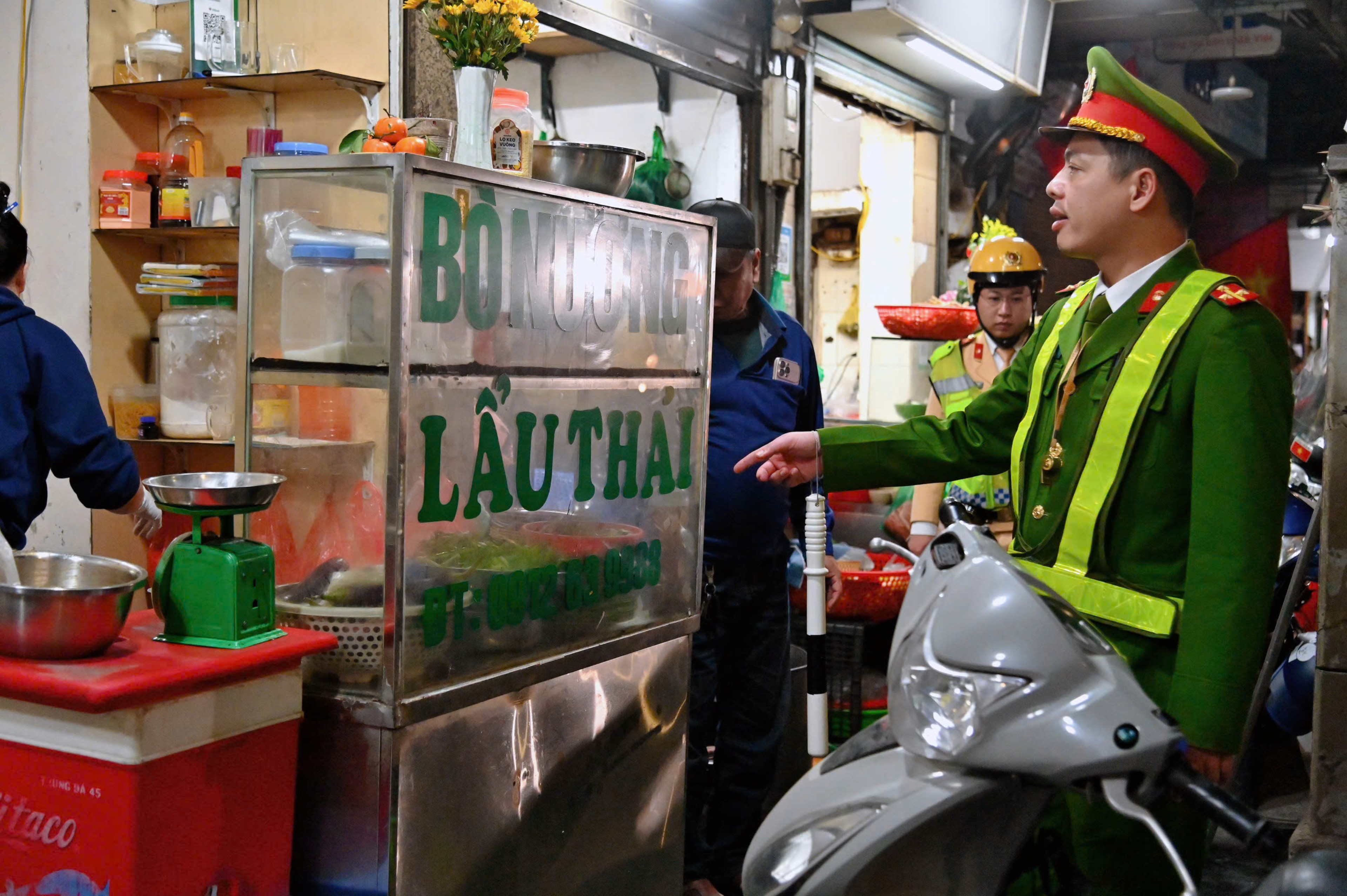 Công an Hà Nội: Xuyên đêm bảo đảm an ninh, trật tự trong thời gian diễn ra Đại hội XIV của Đảng - ảnh 3