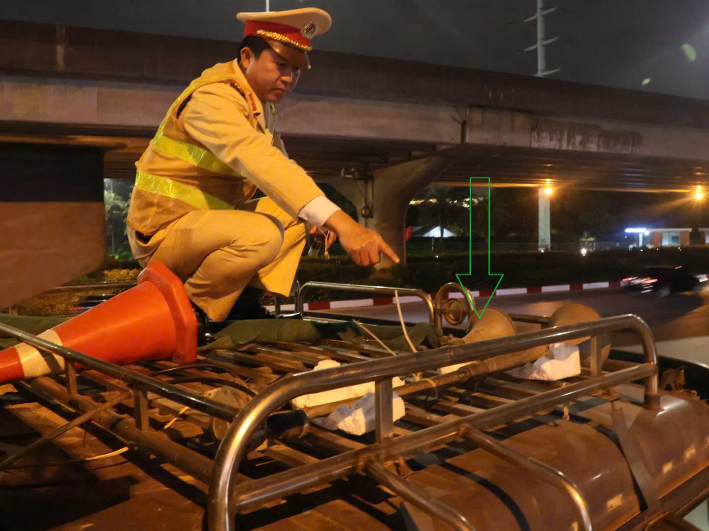 Hà Nội: Xử lý nhiều phương tiện vận tải sử dụng còi gây ô nhiễm tiếng ồn - ảnh 3