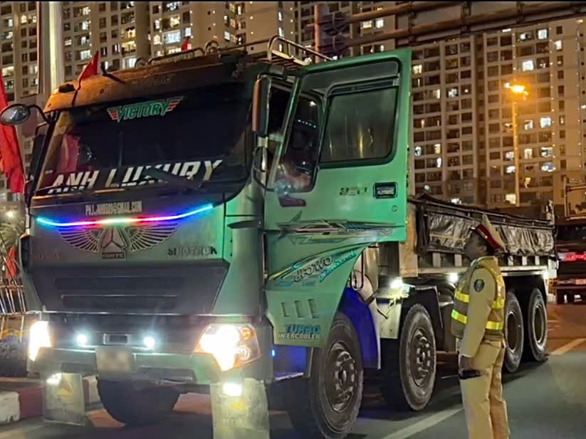 Hà Nội: Xử lý nhiều phương tiện vận tải sử dụng còi gây ô nhiễm tiếng ồn - ảnh 1