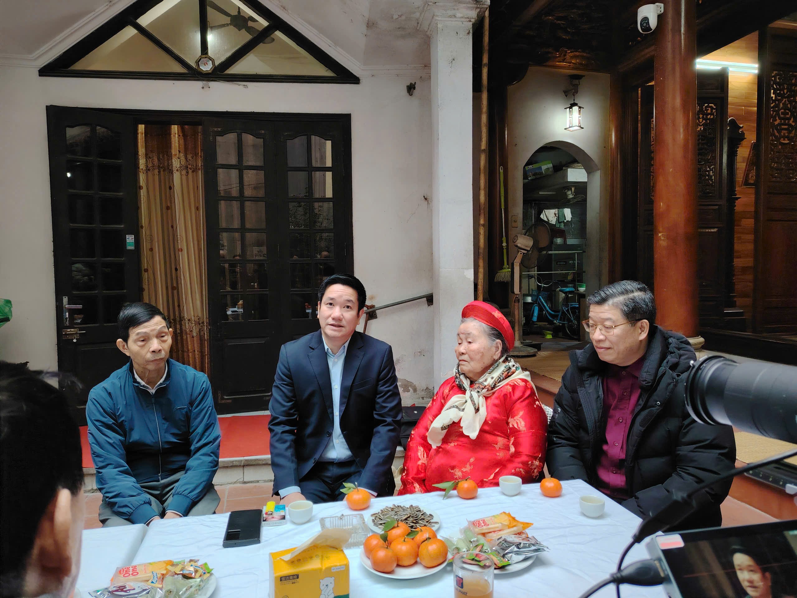 Lãnh đạo phường Thanh Xuân thăm, chúc Tết gia đình Mẹ liệt sĩ 101 tuổi gương mẫu ủng hộ dự án Vành đai 2,5 - ảnh 2