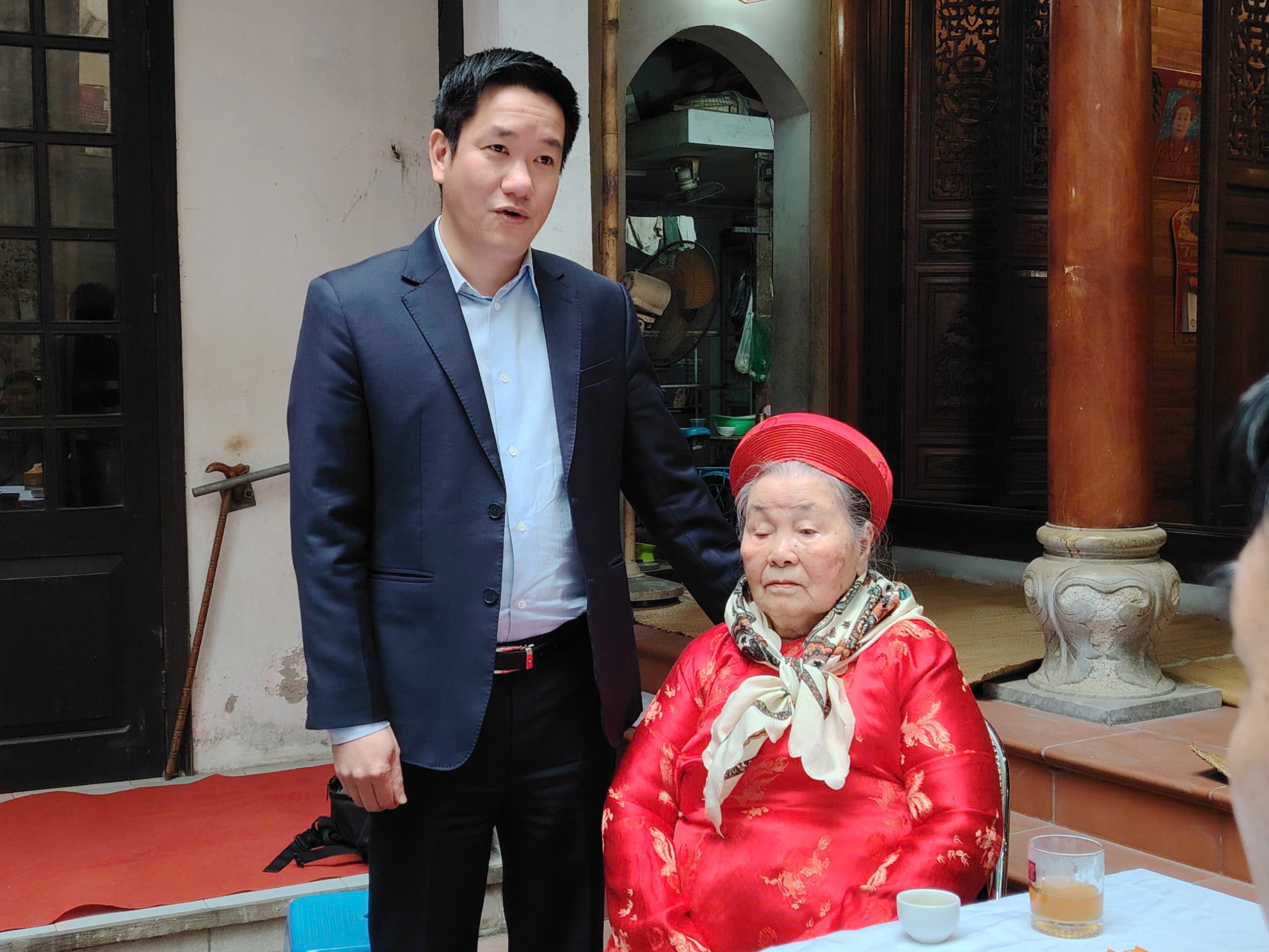 Lãnh đạo phường Thanh Xuân thăm, chúc Tết gia đình Mẹ liệt sĩ 101 tuổi gương mẫu ủng hộ dự án Vành đai 2,5 - ảnh 1