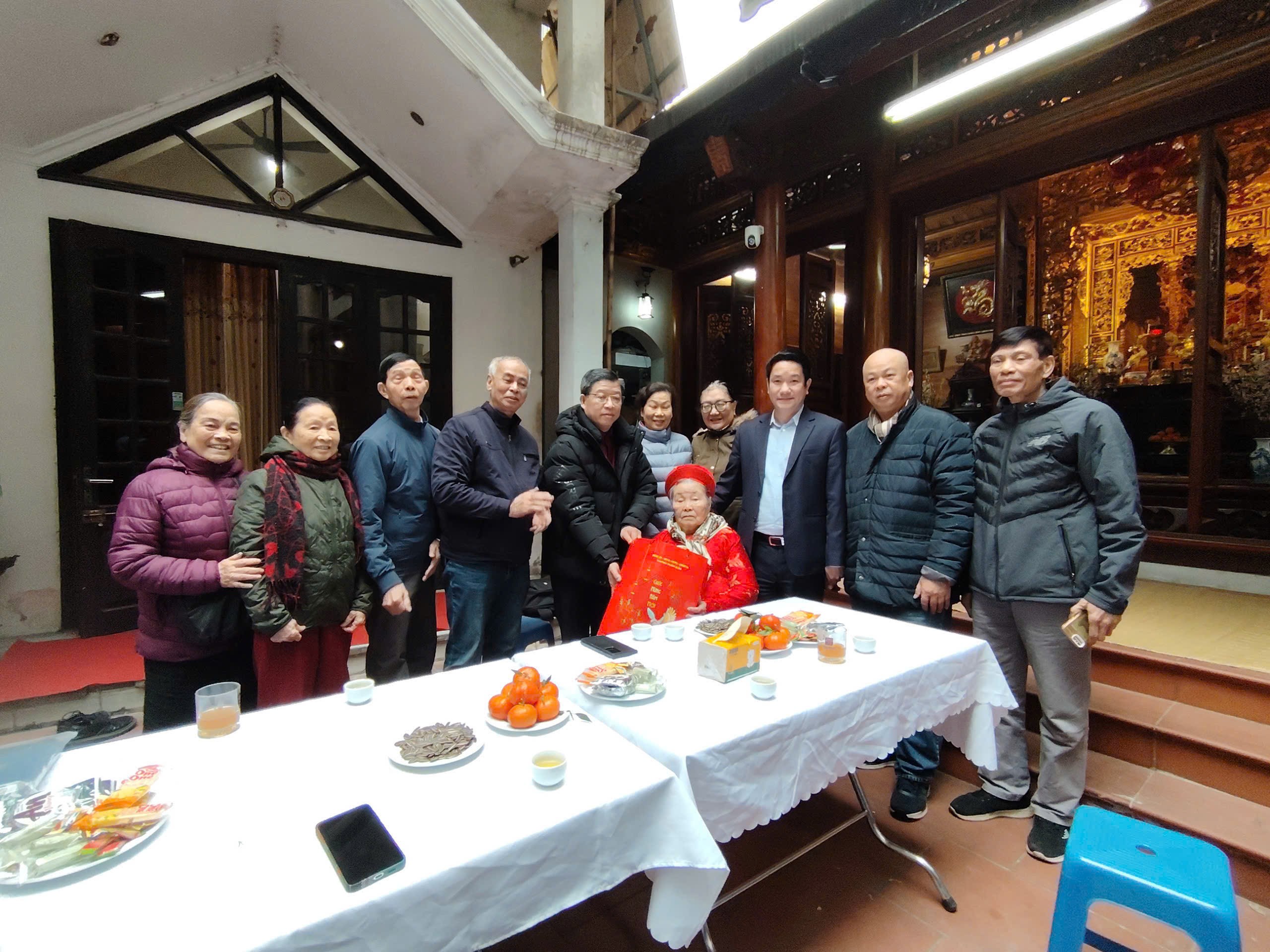 Lãnh đạo phường Thanh Xuân thăm, chúc Tết gia đình Mẹ liệt sĩ 101 tuổi gương mẫu ủng hộ dự án Vành đai 2,5 - ảnh 3