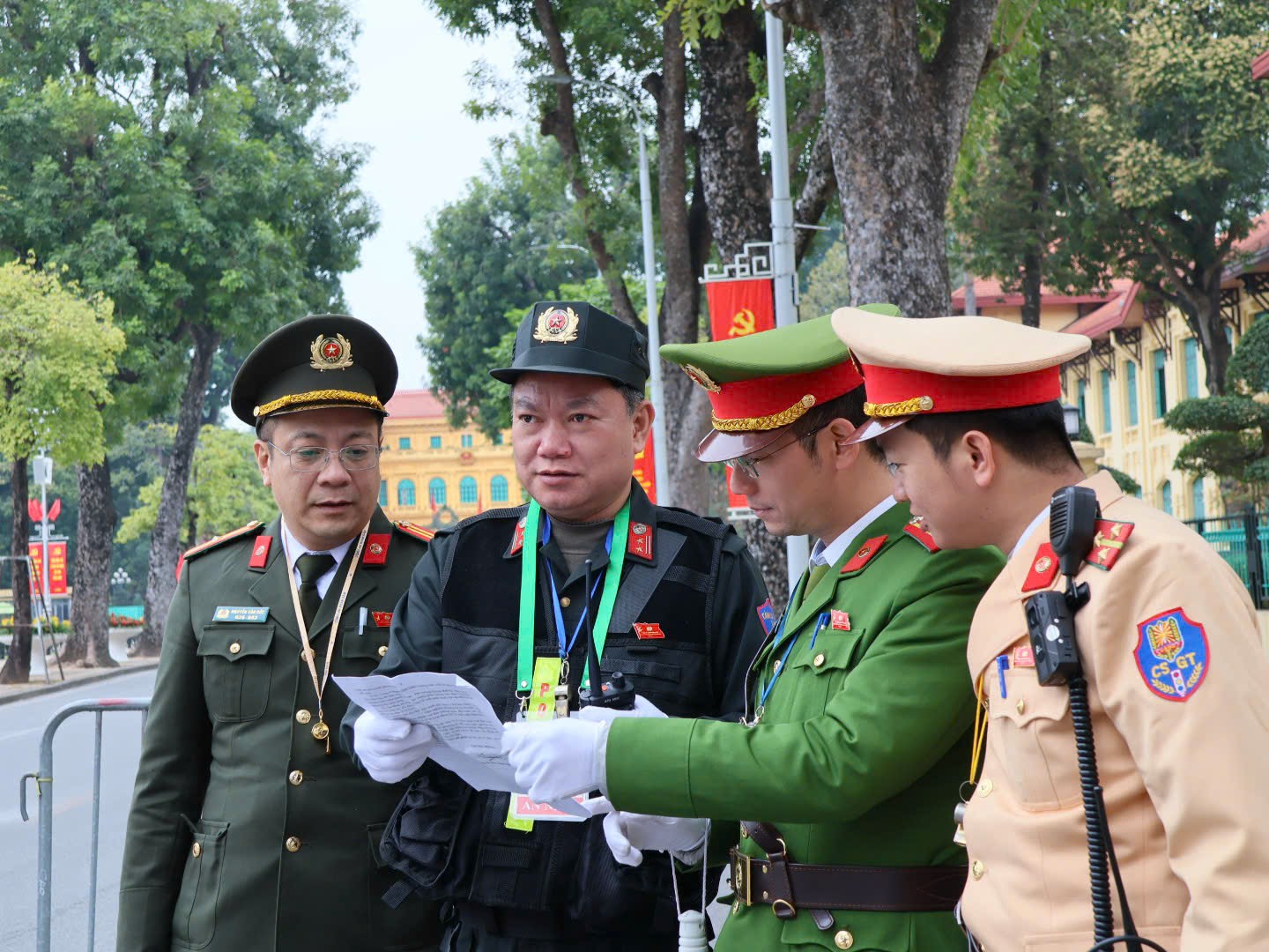 Hà Nội: Giao thông thông suốt, an ninh được bảo đảm trong ngày làm việc thứ năm của Đại hội - ảnh 7