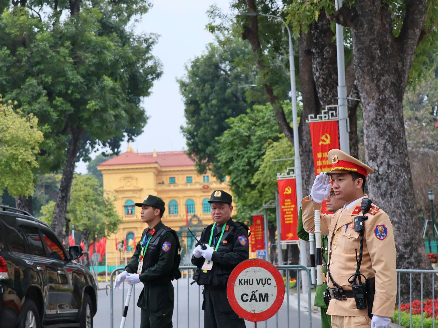 Hà Nội: Giao thông thông suốt, an ninh được bảo đảm trong ngày làm việc thứ năm của Đại hội - ảnh 4