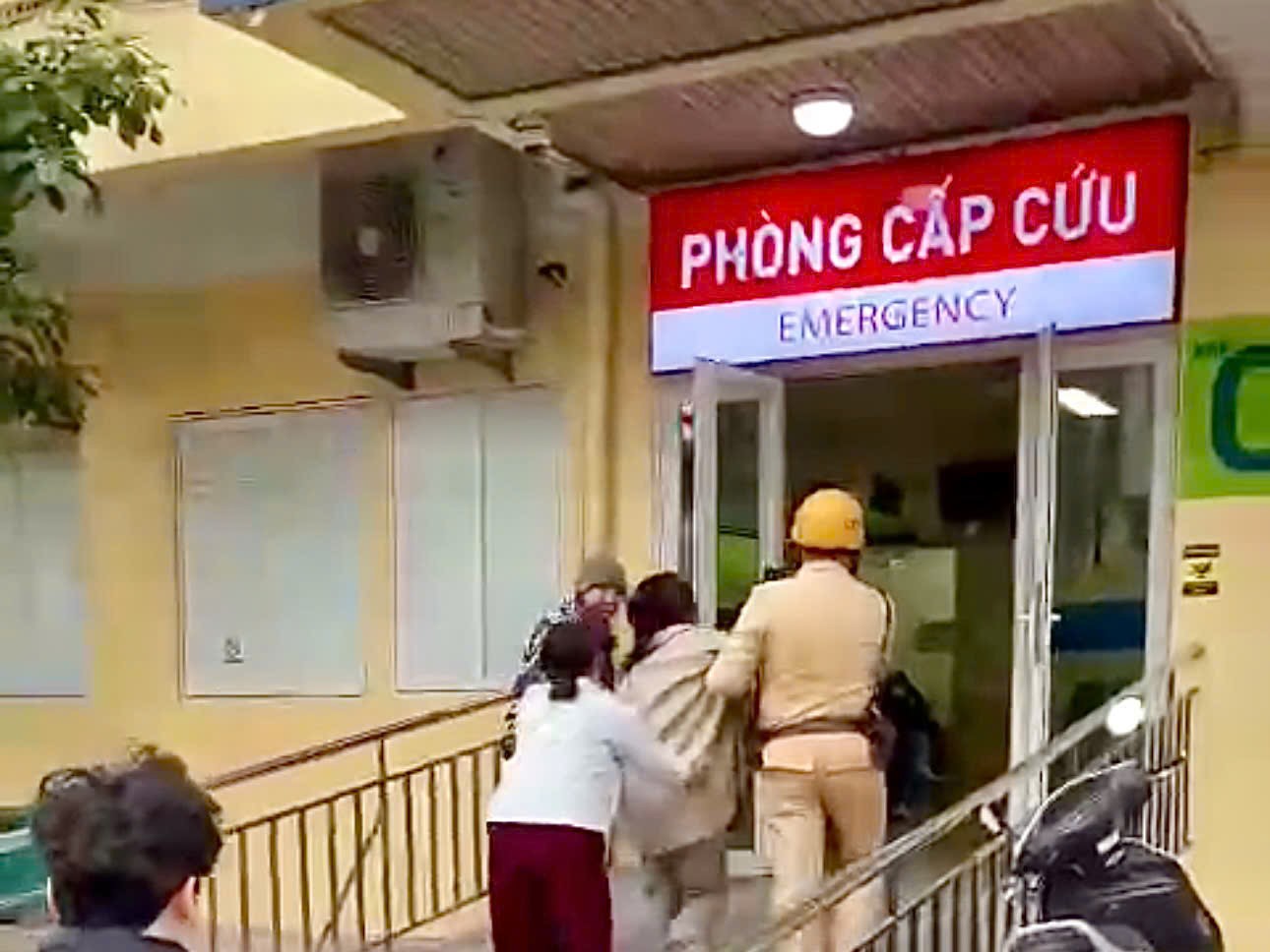 Cảnh sát giao thông Hà Nội kịp thời hỗ trợ sản phụ đến bệnh viện an toàn - ảnh 3