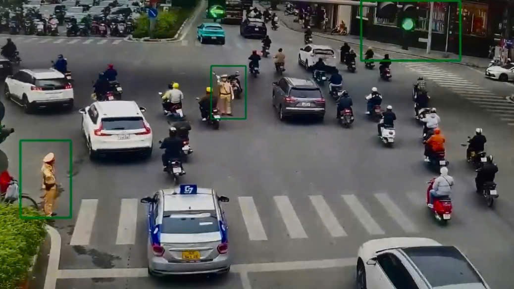 Cảnh sát giao thông Hà Nội kịp thời hỗ trợ sản phụ đến bệnh viện an toàn - ảnh 2