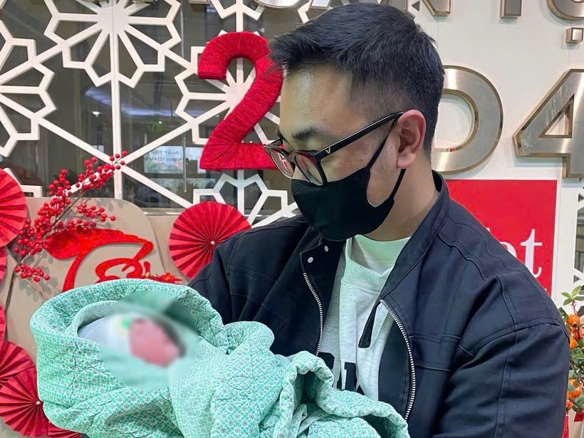 Cảnh sát giao thông Hà Nội kịp thời hỗ trợ sản phụ đến bệnh viện an toàn - ảnh 4