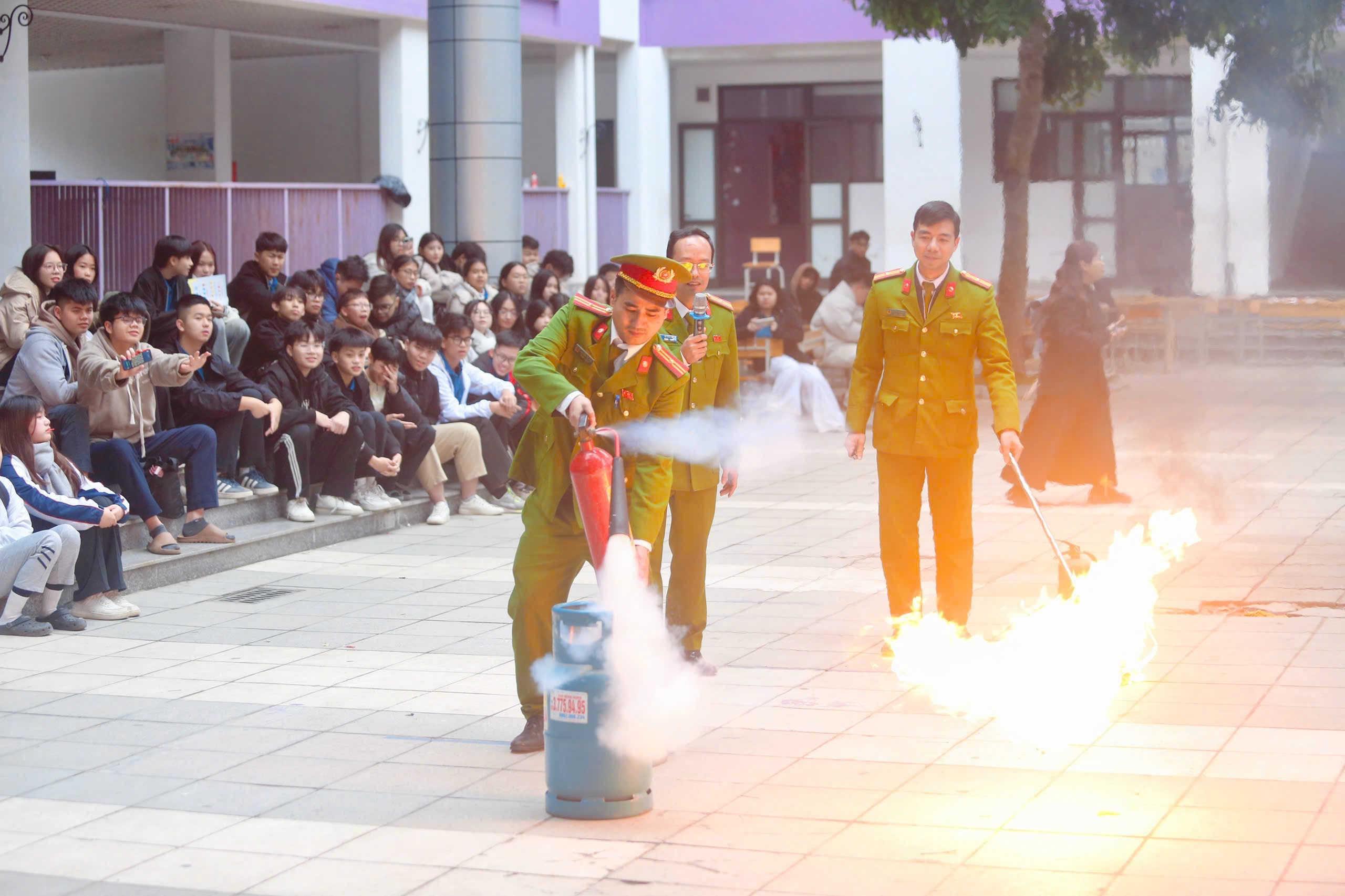 Tuyên truyền pháp luật về an toàn giao thông cho học sinh tại phường Tây Hồ - ảnh 3