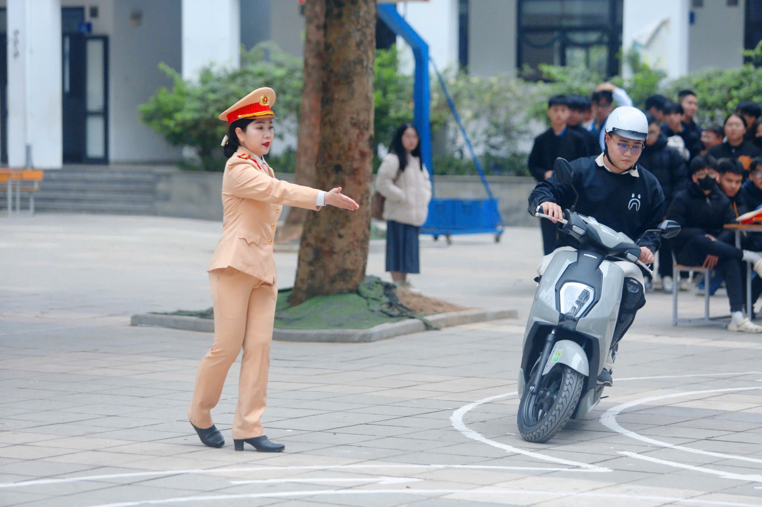 Tuyên truyền pháp luật về an toàn giao thông cho học sinh tại phường Tây Hồ - ảnh 1