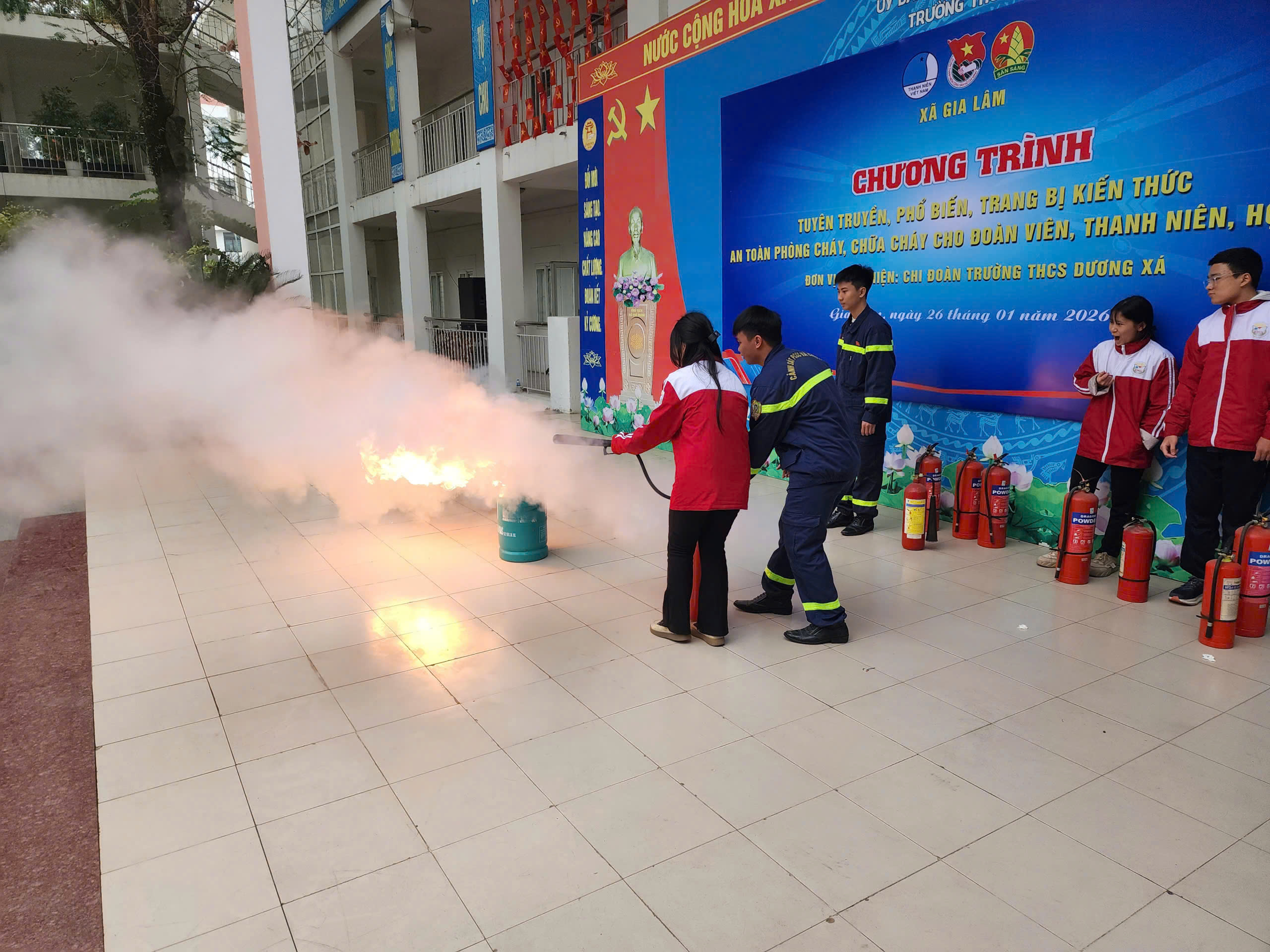 Trang bị kỹ năng phòng cháy chữa cháy cho học sinh trường THCS Dương Xá - ảnh 3