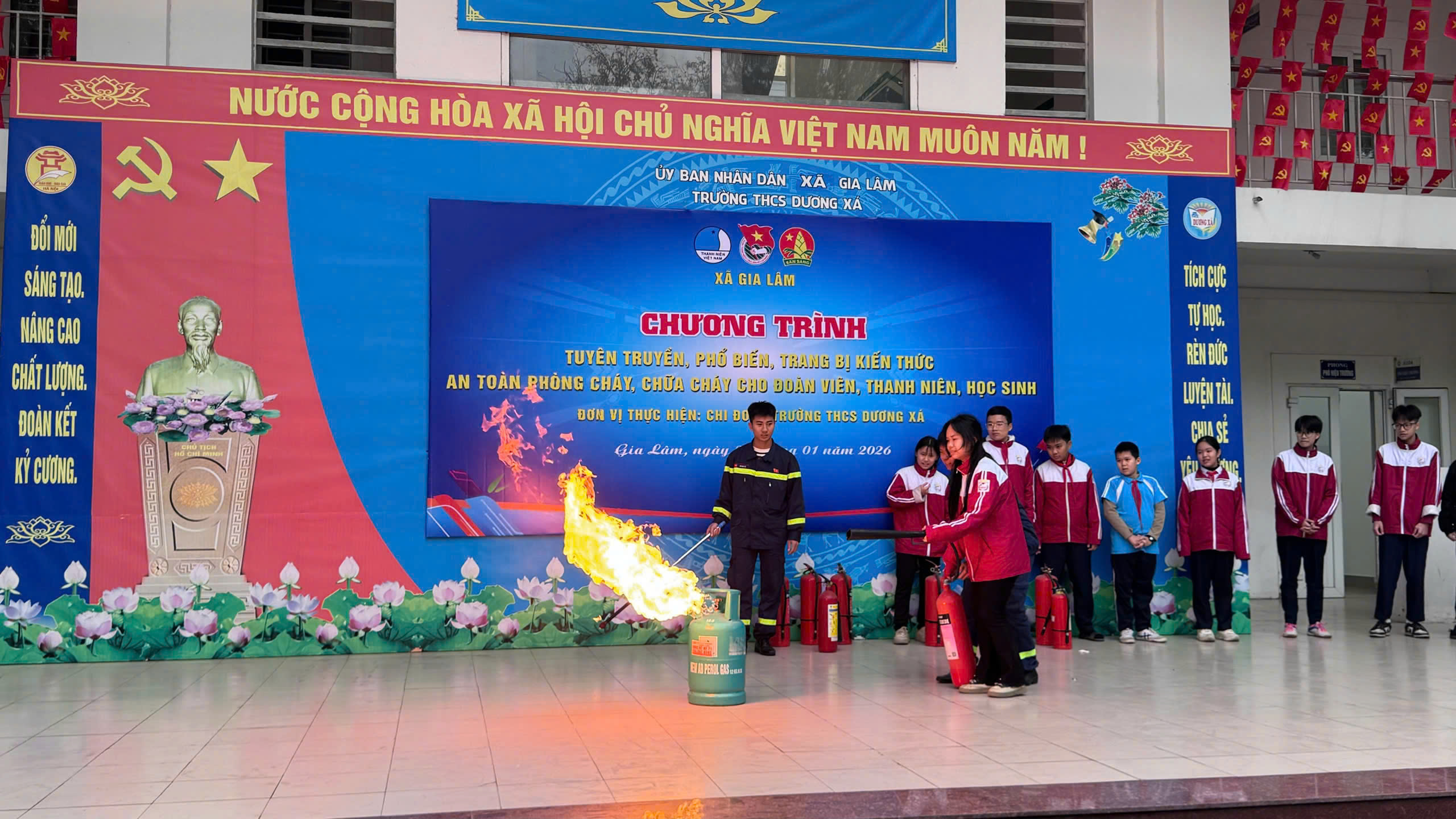 Trang bị kỹ năng phòng cháy chữa cháy cho học sinh trường THCS Dương Xá - ảnh 1