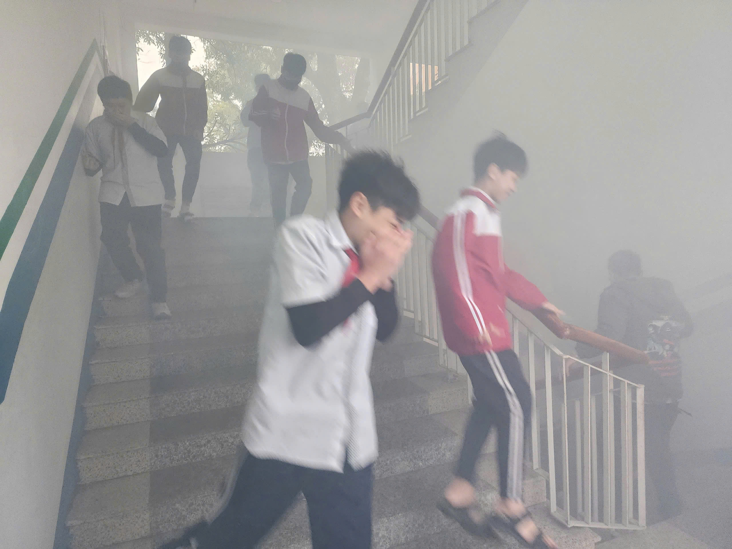 Trang bị kỹ năng phòng cháy chữa cháy cho học sinh trường THCS Dương Xá - ảnh 4