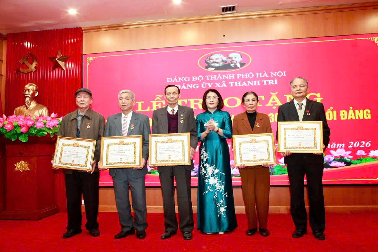 Đảng ủy xã Thanh Trì trao Huy hiệu Đảng cho các đảng viên lão thành - ảnh 3