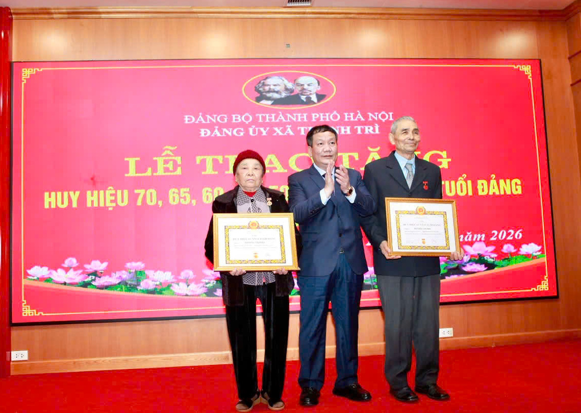 Đảng ủy xã Thanh Trì trao Huy hiệu Đảng cho các đảng viên lão thành - ảnh 2