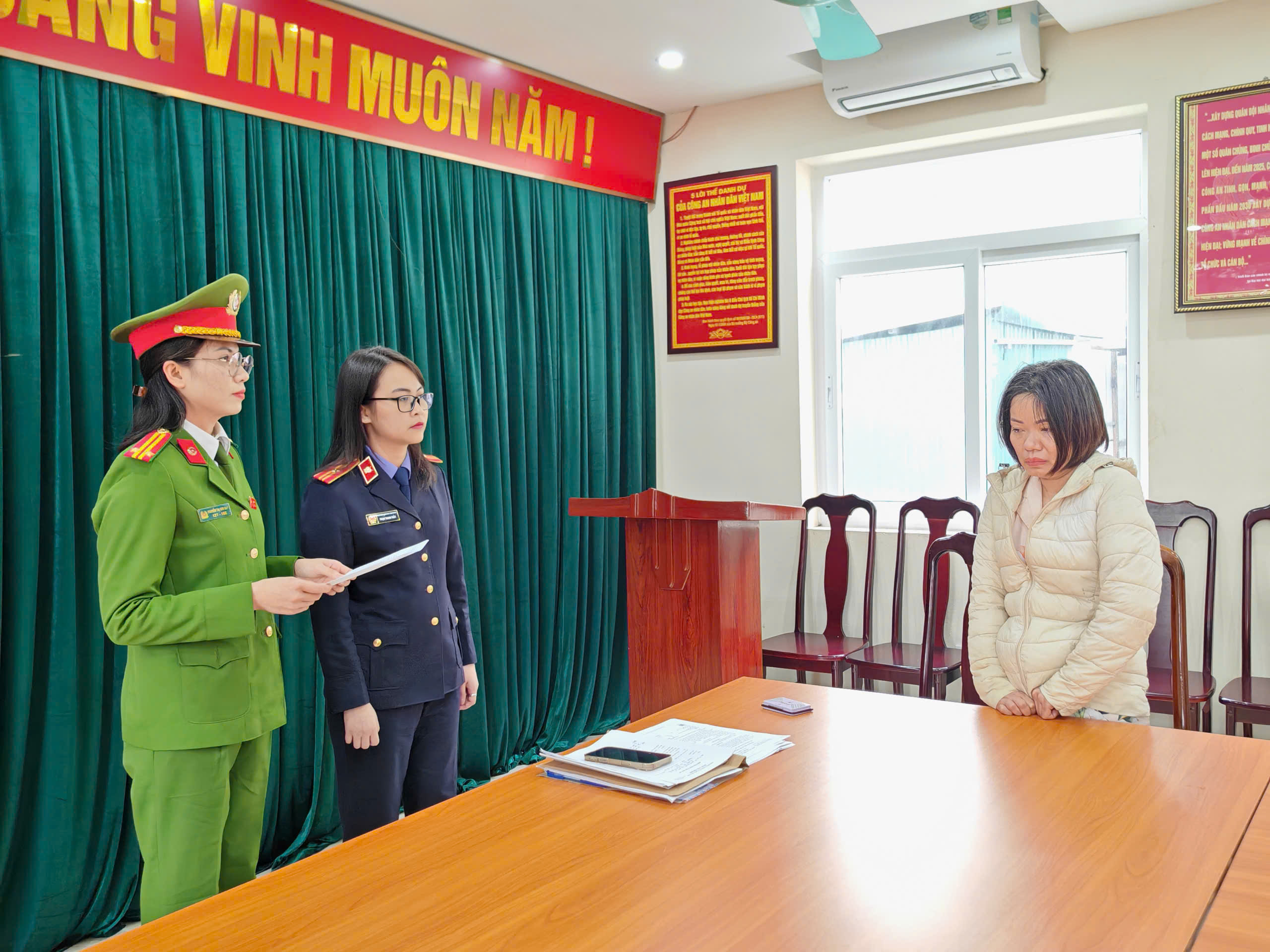 Khởi tố, bắt tạm giam giúp việc bạo hành cụ già 82 tuổi ở phường Hai Bà Trưng - ảnh 1