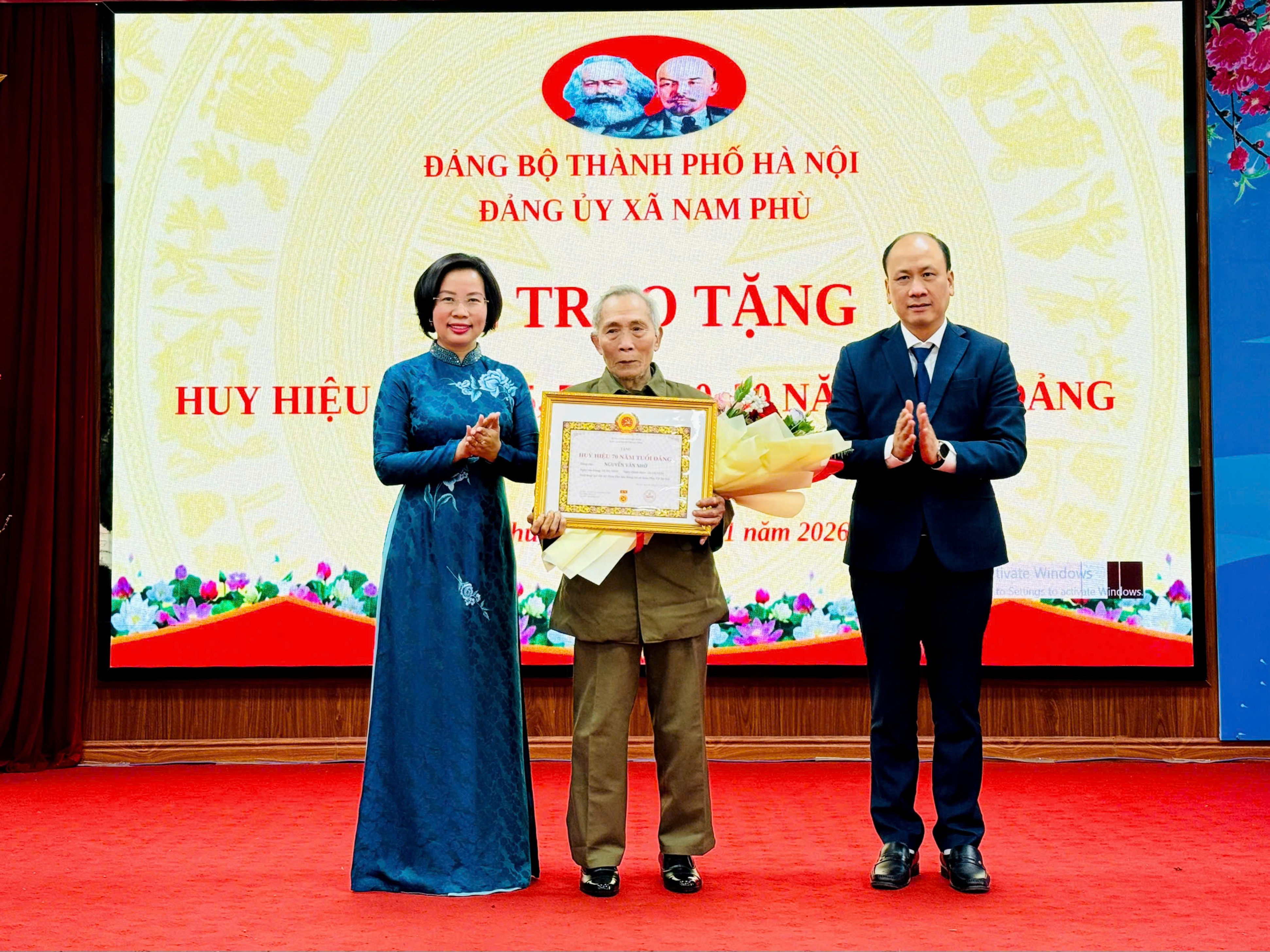 Đảng ủy xã Nam Phù trao tặng Huy hiệu Đảng cho 44 đảng viên - ảnh 1