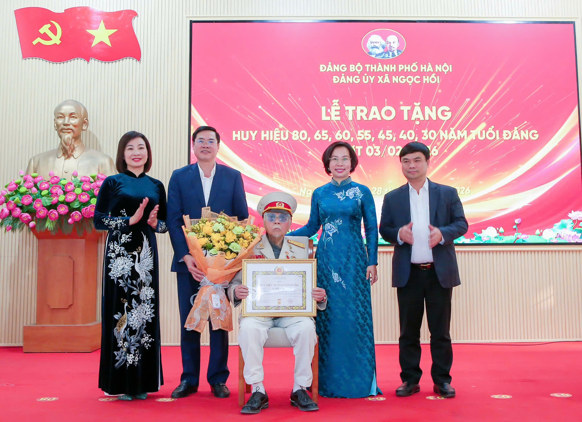 Xã Ngọc Hồi trao tặng Huy hiệu Đảng cho 32 đảng viên, ra mắt “bản tin thông tin nội bộ xã Ngọc Hồi” - ảnh 4