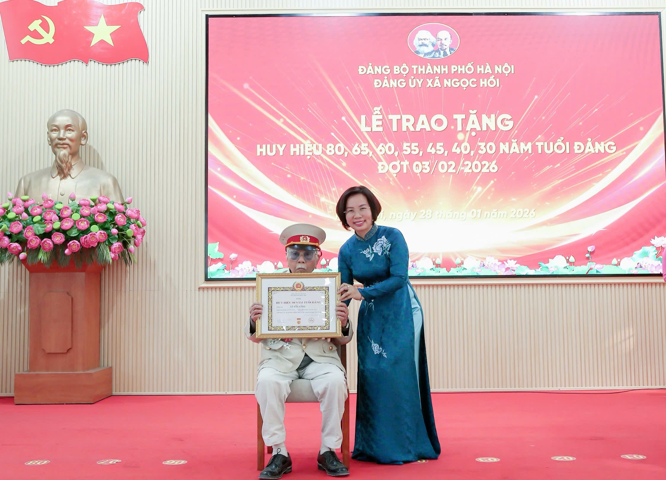 Xã Ngọc Hồi trao tặng Huy hiệu Đảng cho 32 đảng viên, ra mắt “bản tin thông tin nội bộ xã Ngọc Hồi” - ảnh 3