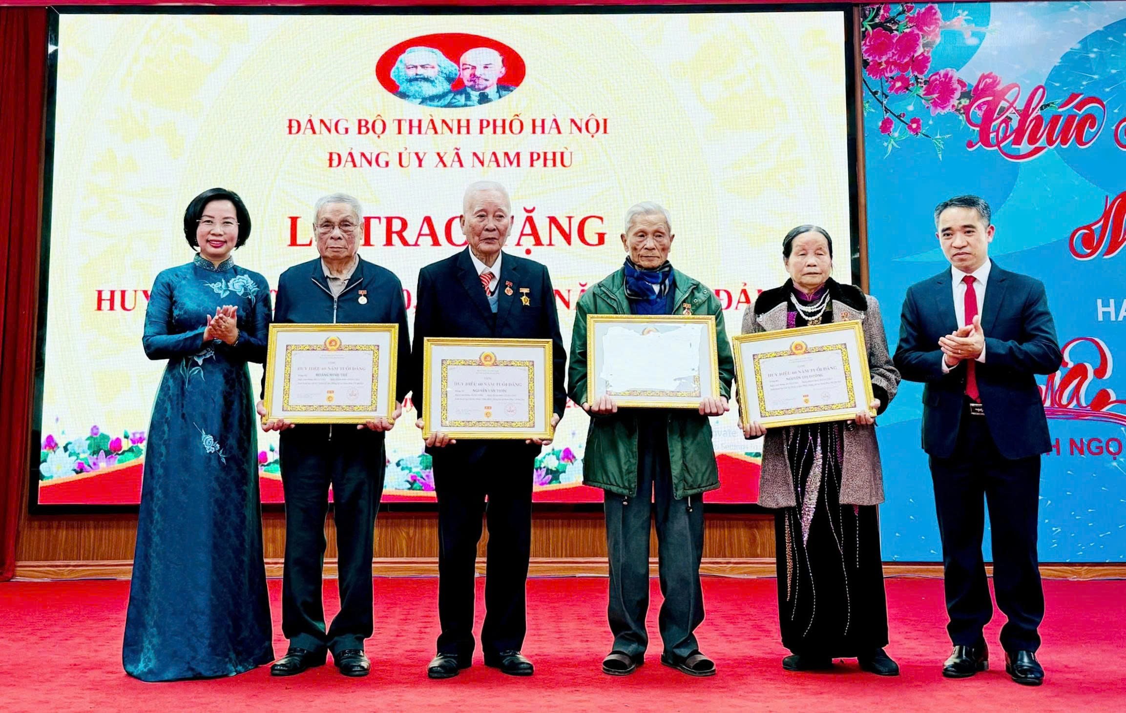 Đảng ủy xã Nam Phù trao tặng Huy hiệu Đảng cho 44 đảng viên - ảnh 3