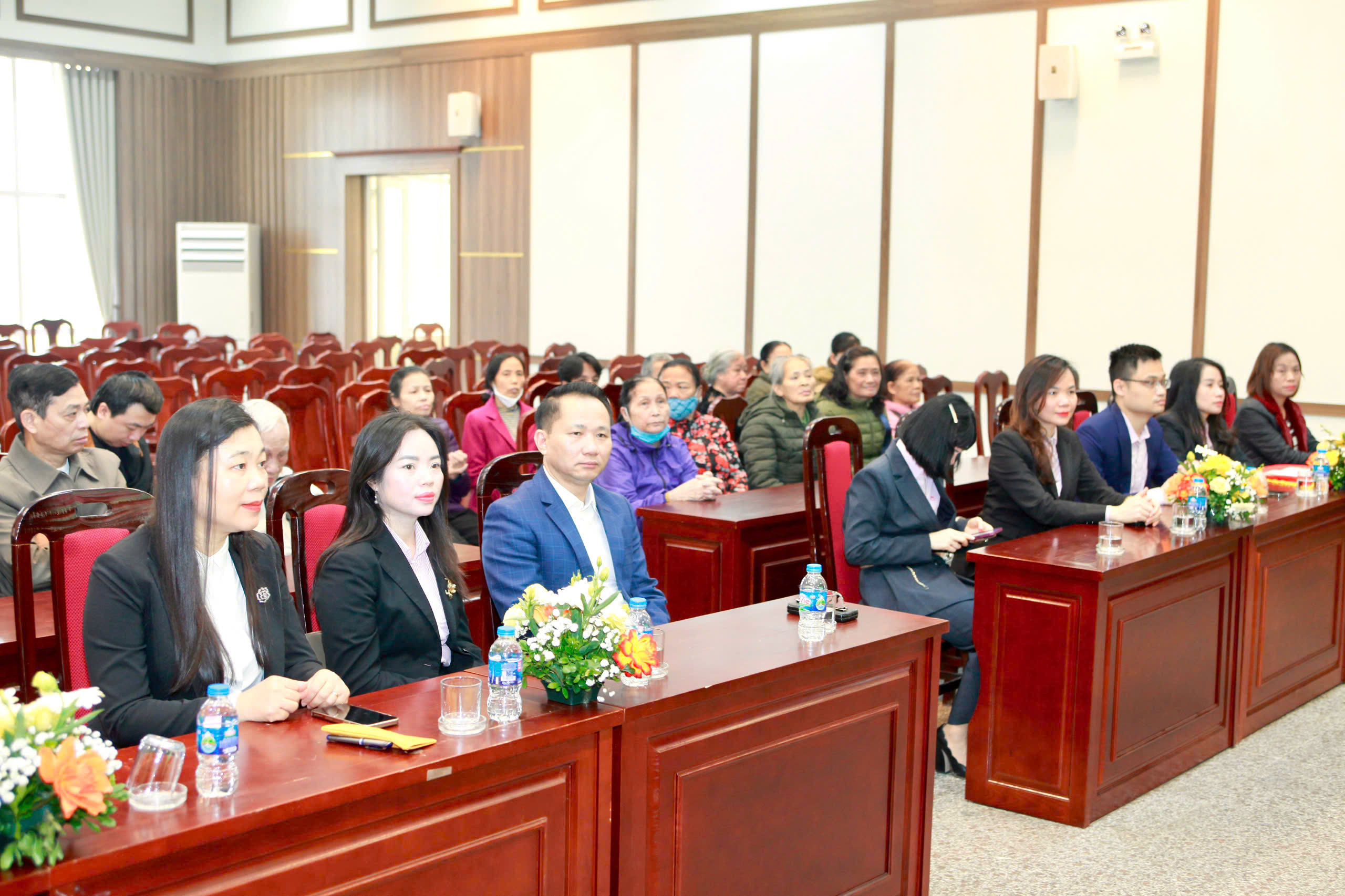 30 suất quà yêu thương đến các hộ gia đình khó khăn phường Đông Ngạc - ảnh 1