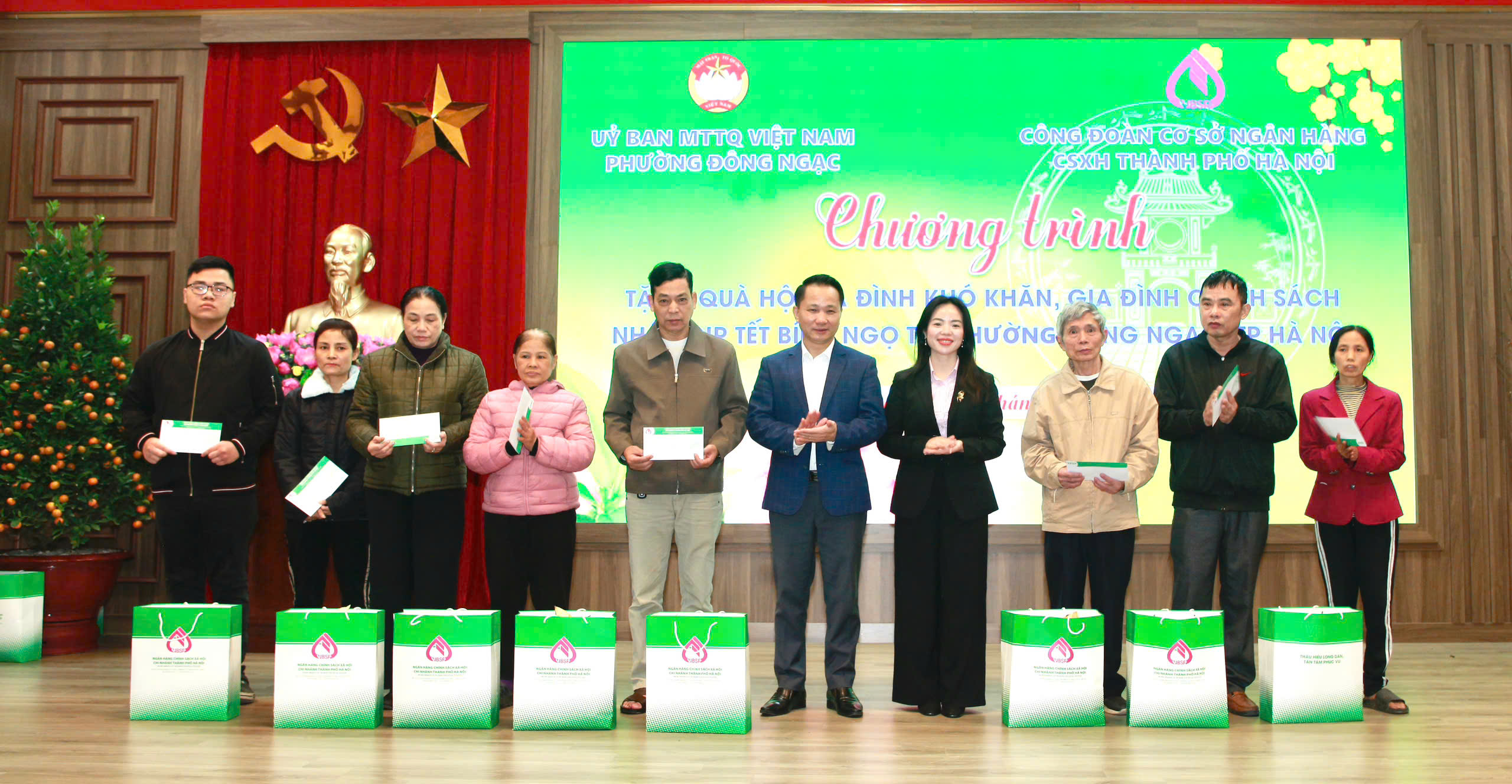 30 suất quà yêu thương đến các hộ gia đình khó khăn phường Đông Ngạc - ảnh 2