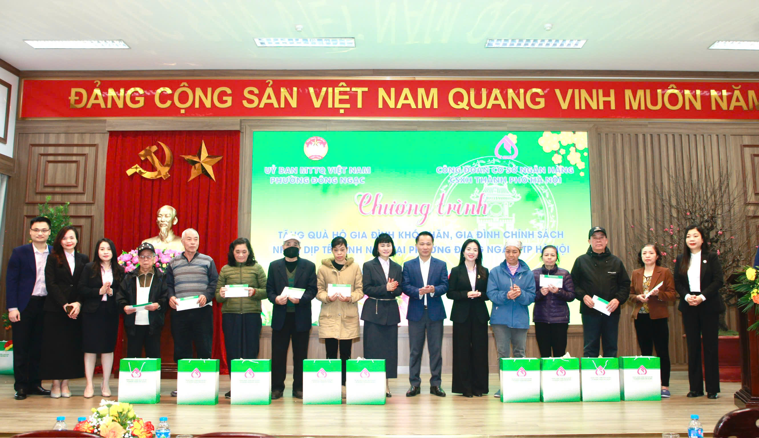 30 suất quà yêu thương đến các hộ gia đình khó khăn phường Đông Ngạc - ảnh 4