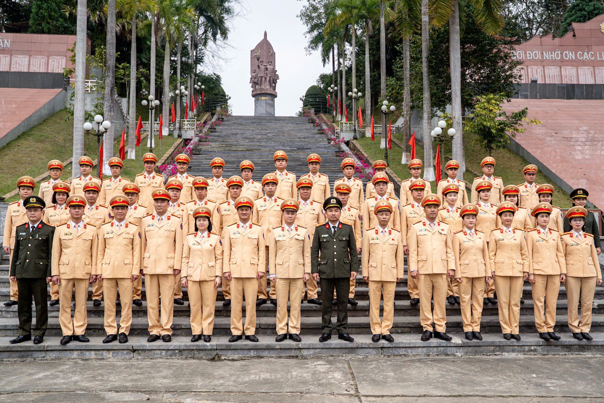 Phòng CSGT Hà Nội tổ chức hoạt động về nguồn, giáo dục truyền thống kỷ niệm 80 năm Ngày truyền thống - ảnh 1