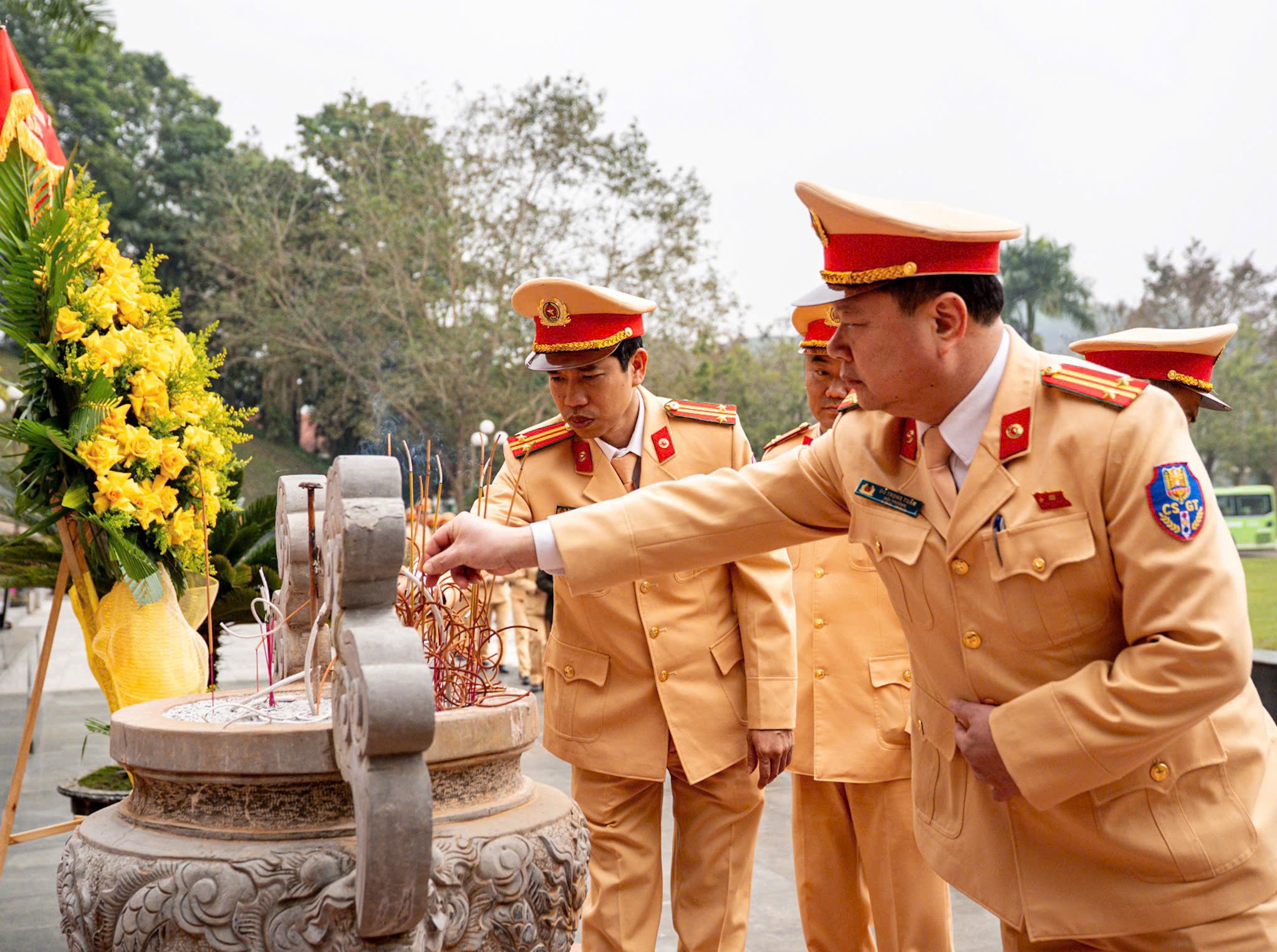 Phòng CSGT Hà Nội tổ chức hoạt động về nguồn, giáo dục truyền thống kỷ niệm 80 năm Ngày truyền thống - ảnh 2