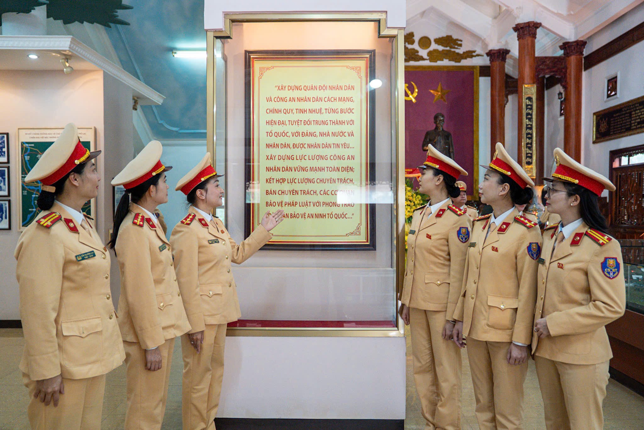 Phòng CSGT Hà Nội tổ chức hoạt động về nguồn, giáo dục truyền thống kỷ niệm 80 năm Ngày truyền thống - ảnh 3