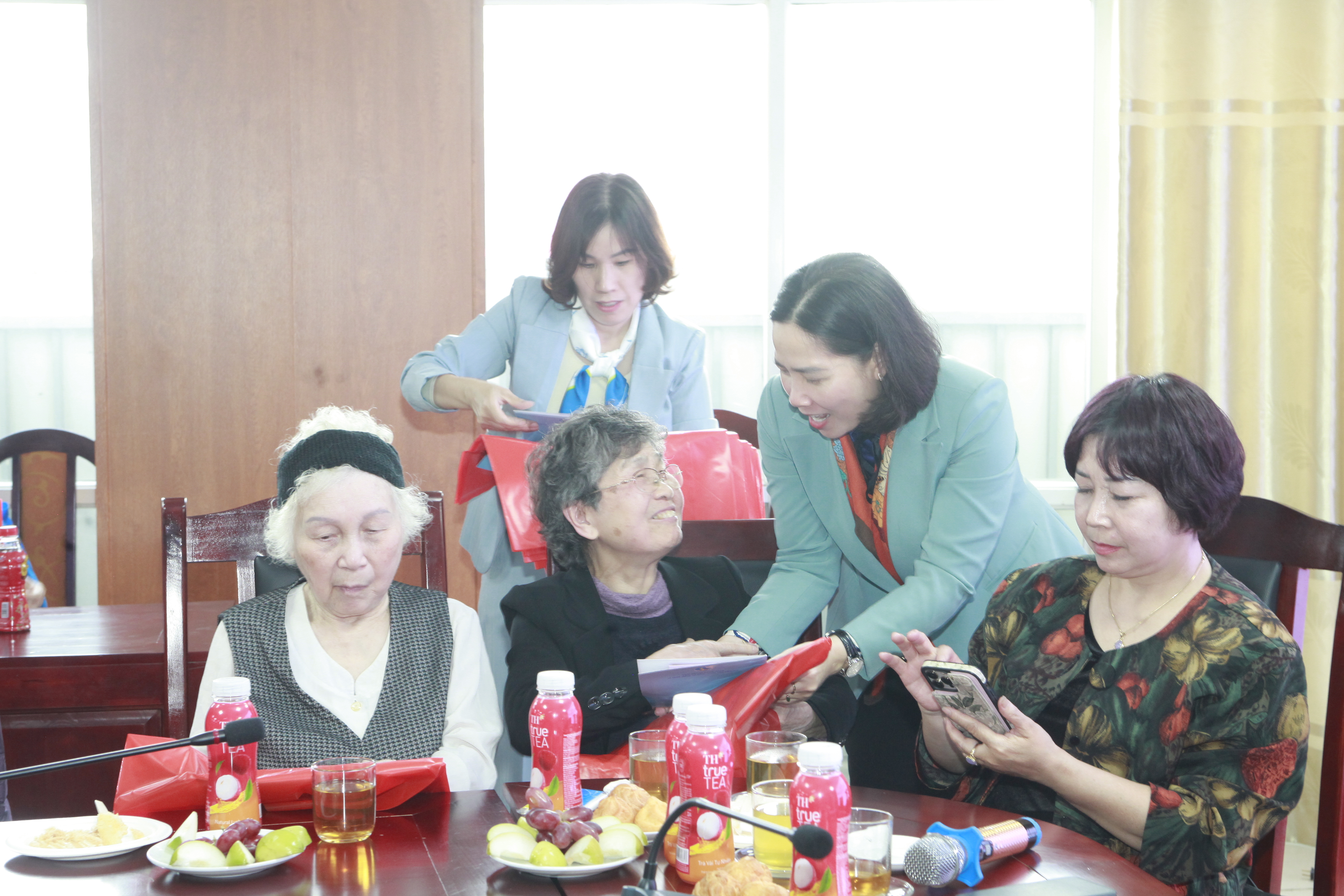 Hội LHPN Hà Nội: Gặp mặt, tri ân cán bộ hưu trí nhân dịp Tết Bính Ngọ 2026 - ảnh 2
