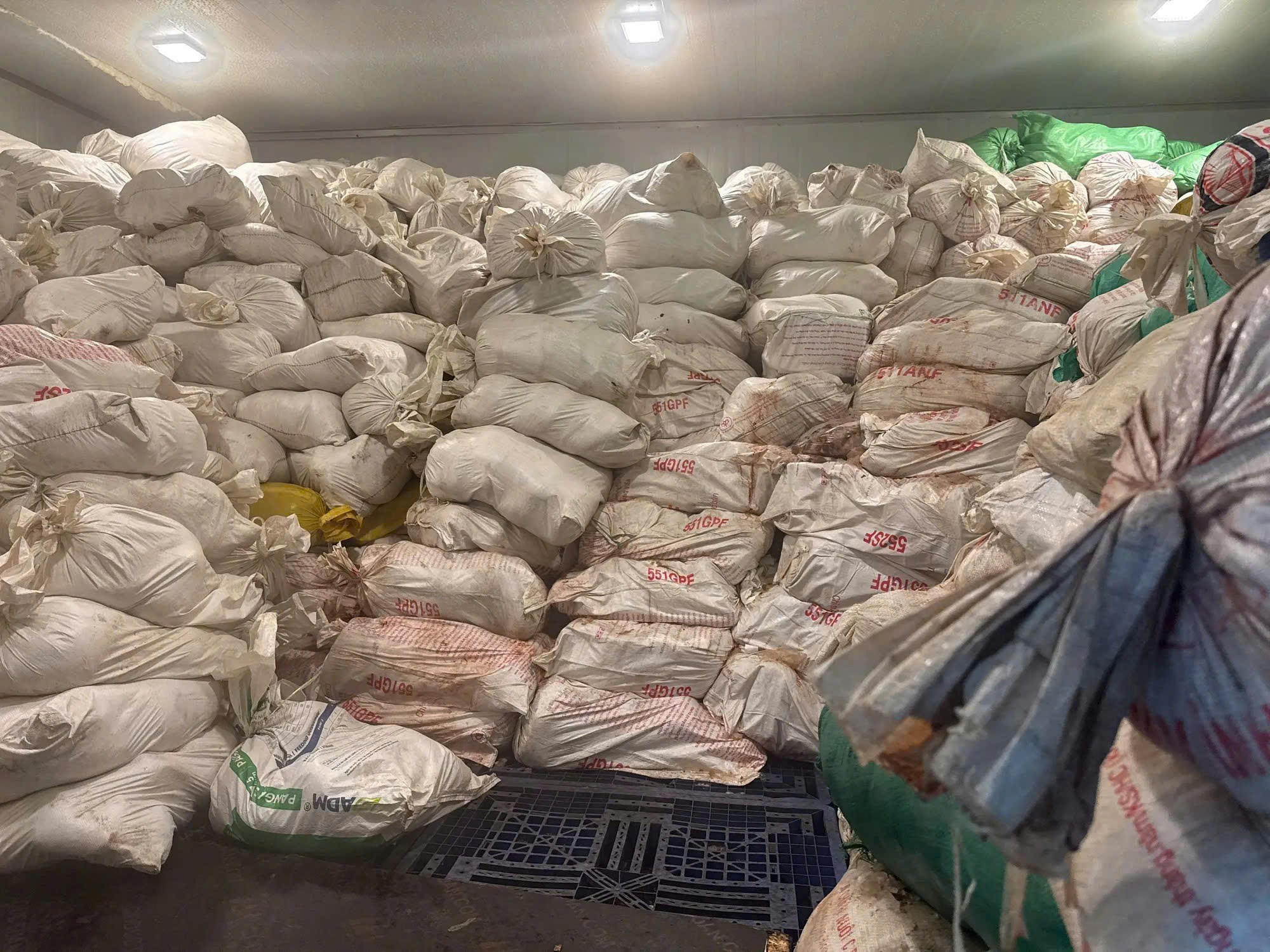 Xã Nam Phù thông tin chính thức về vụ thu giữ hơn 60 tấn thực phẩm không rõ nguồn gốc - ảnh 2