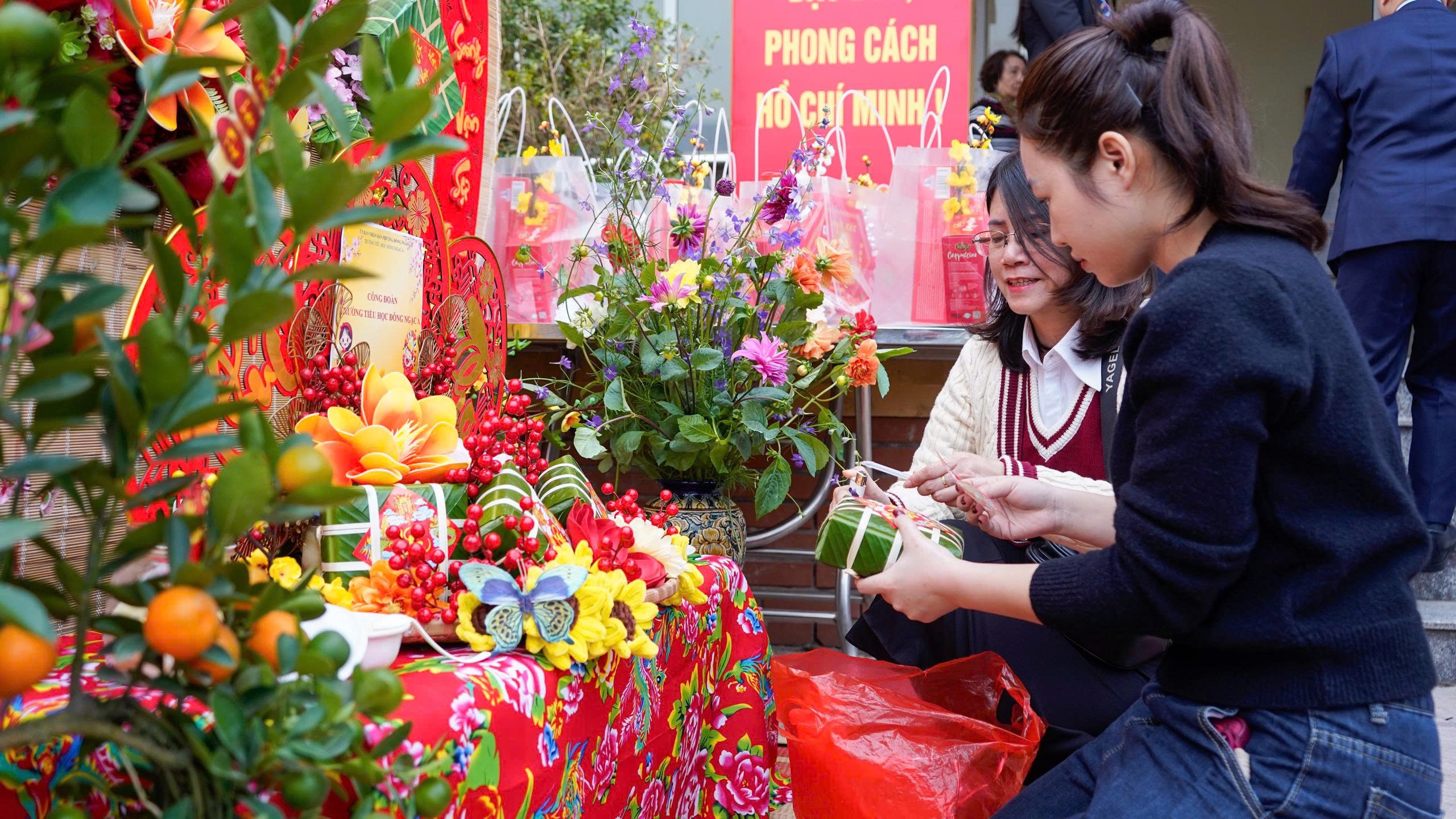 Phường Đông Ngạc: “Tết sum vầy - Xuân ơn Đảng” lan tỏa yêu thương - ảnh 9