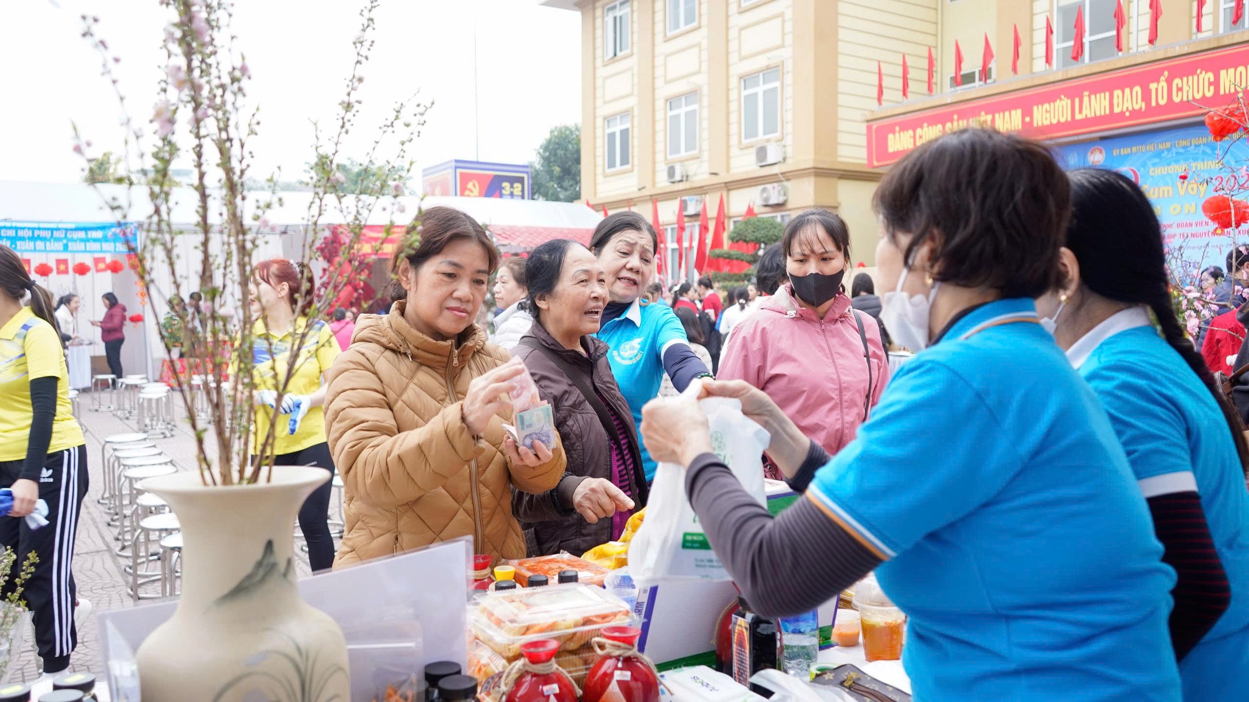 Phường Đông Ngạc: “Tết sum vầy - Xuân ơn Đảng” lan tỏa yêu thương - ảnh 6