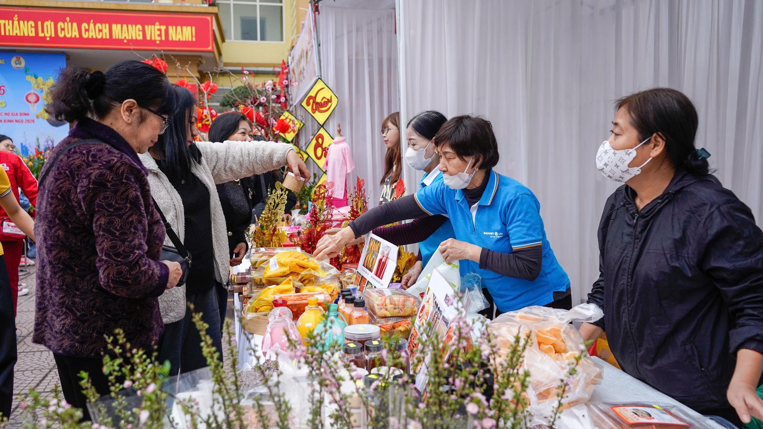 Phường Đông Ngạc: “Tết sum vầy - Xuân ơn Đảng” lan tỏa yêu thương - ảnh 7