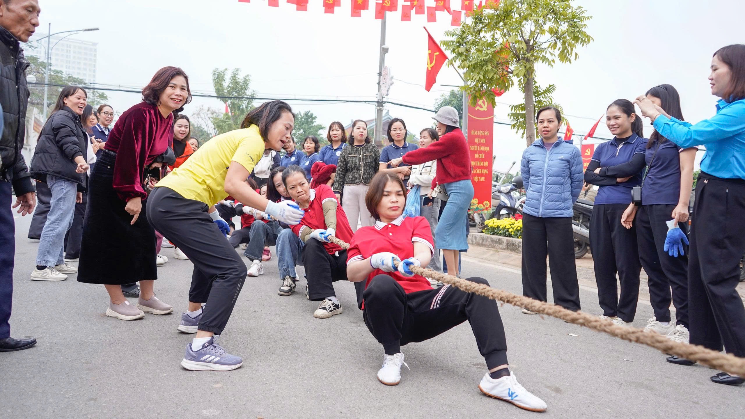 Phường Đông Ngạc: “Tết sum vầy - Xuân ơn Đảng” lan tỏa yêu thương - ảnh 14