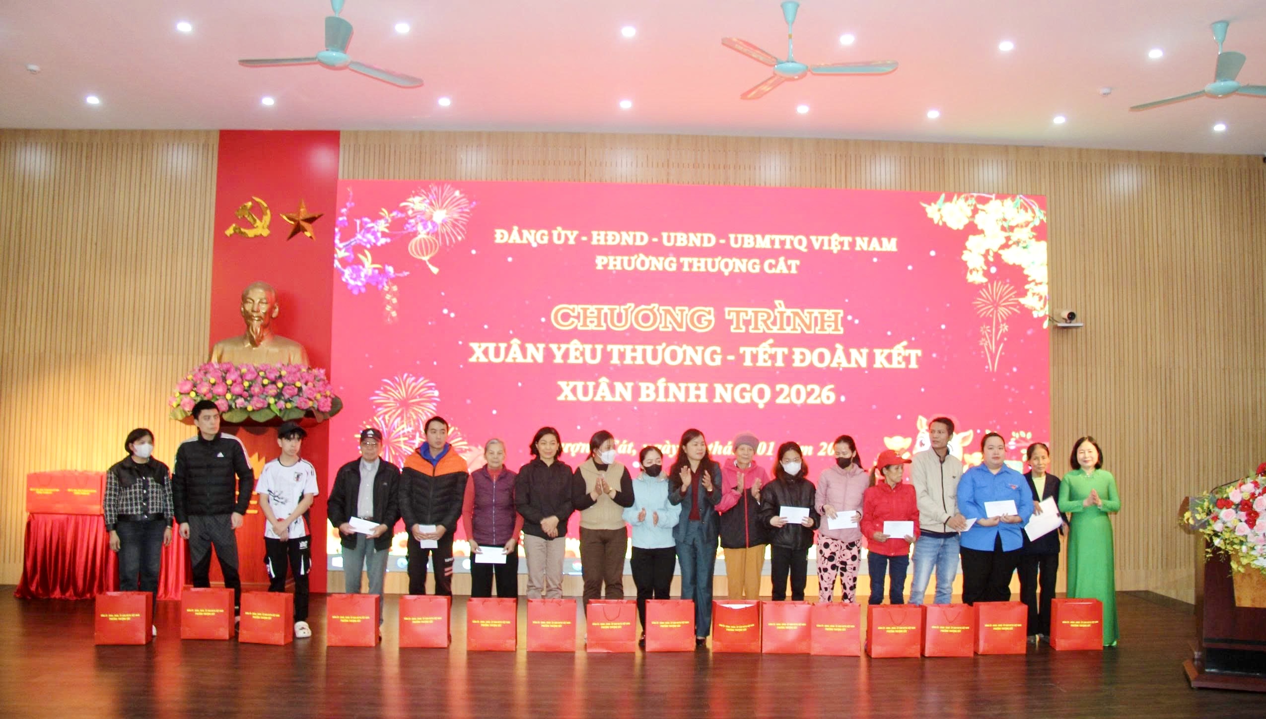 Phường Thượng Cát trao 150 suất quà Tết cho các gia đình chính sách, hộ khó khăn dịp Xuân Bính Ngọ 2026 - ảnh 3
