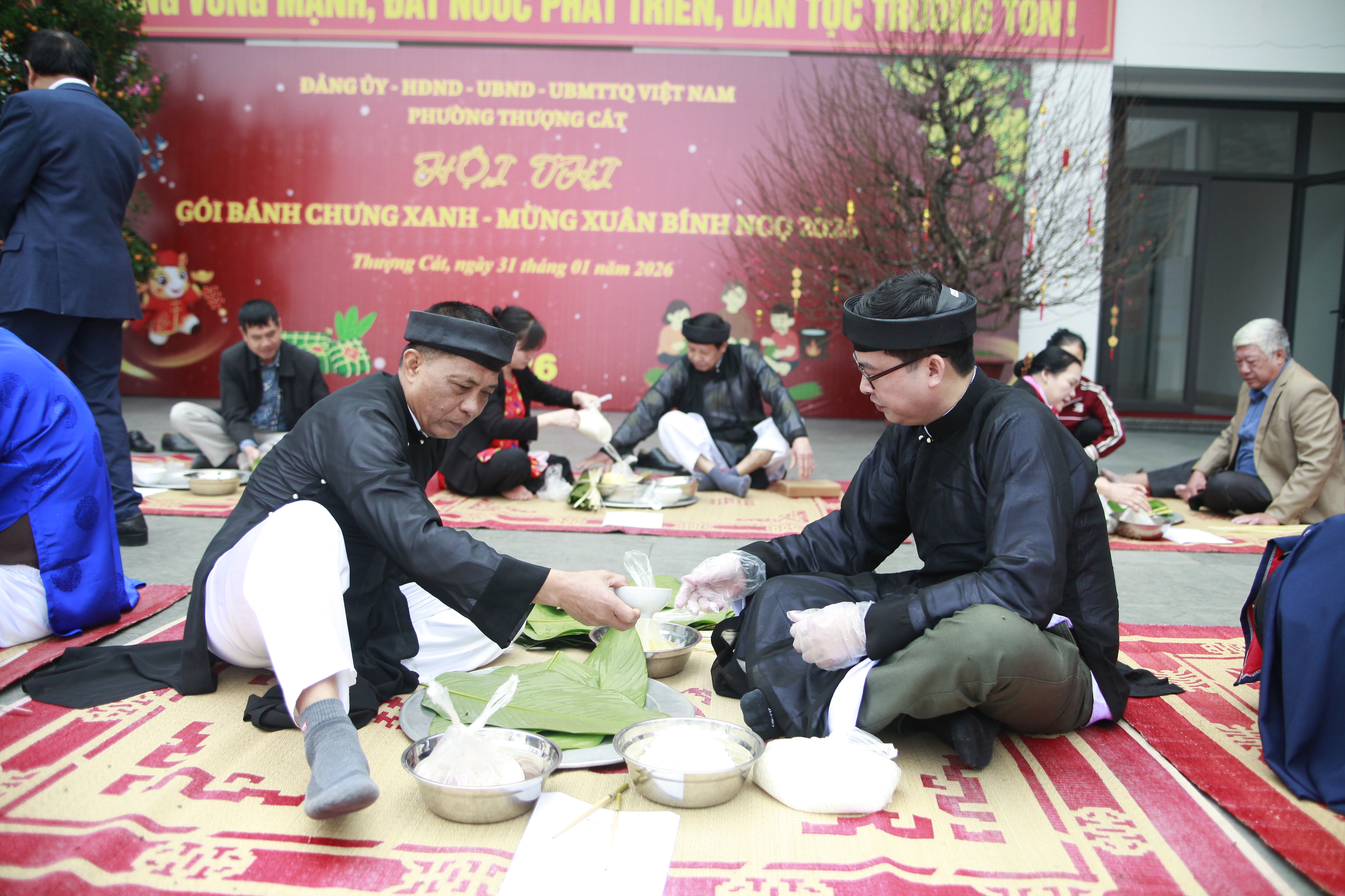 Phường Thượng Cát: Sôi nổi Hội thi gói bánh chưng xanh - gìn giữ hồn Tết Việt - ảnh 11